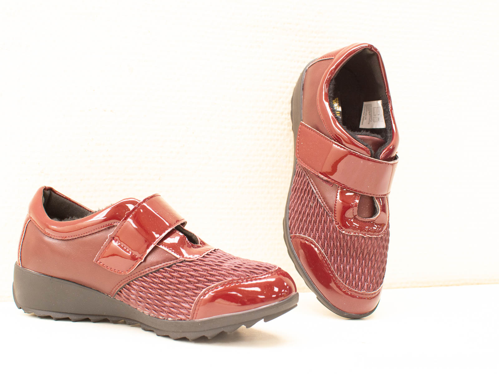 Stylish red sneakers with mesh detail, combining comfort and flair for any occasion.