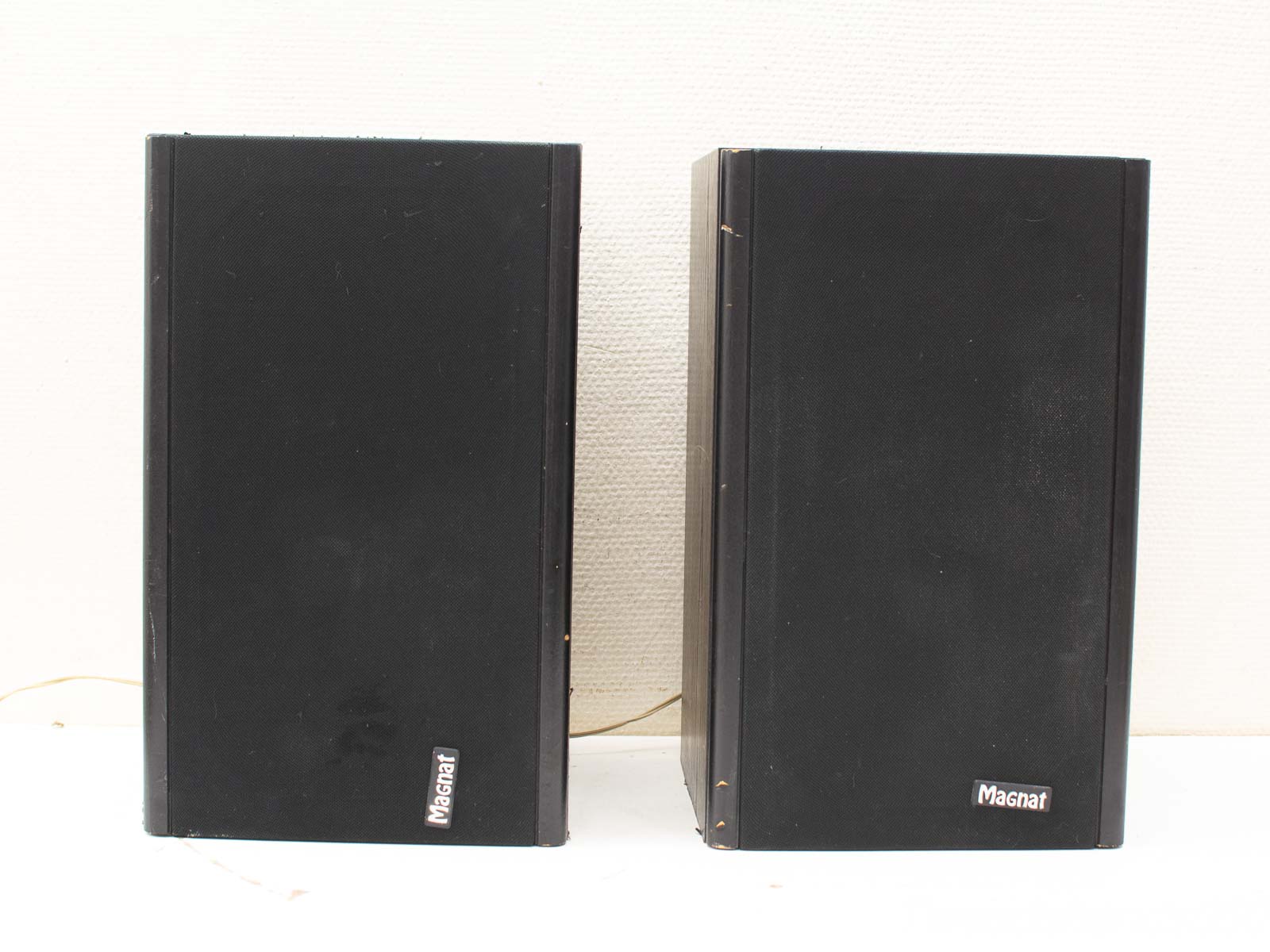 Stylish Magnat floor-standing speakers in black, delivering impressive sound for any home audio setup.