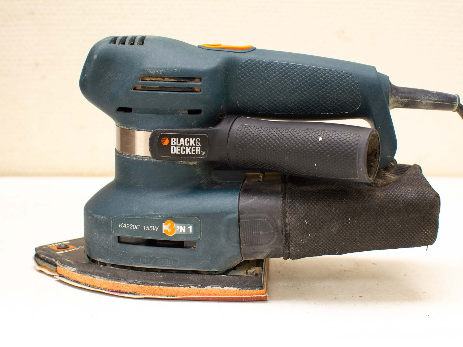 Reliable Black & Decker KA220E sander for woodworking, ideal for DIY and professional use.