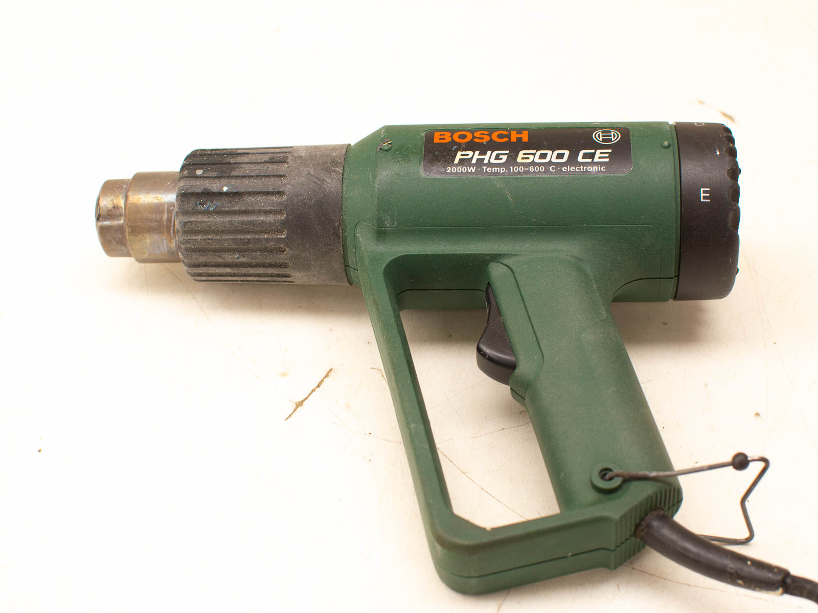 Bosch PHG 600 CE heat gun, durable, adjustable temperature, ideal for professionals and DIY projects.