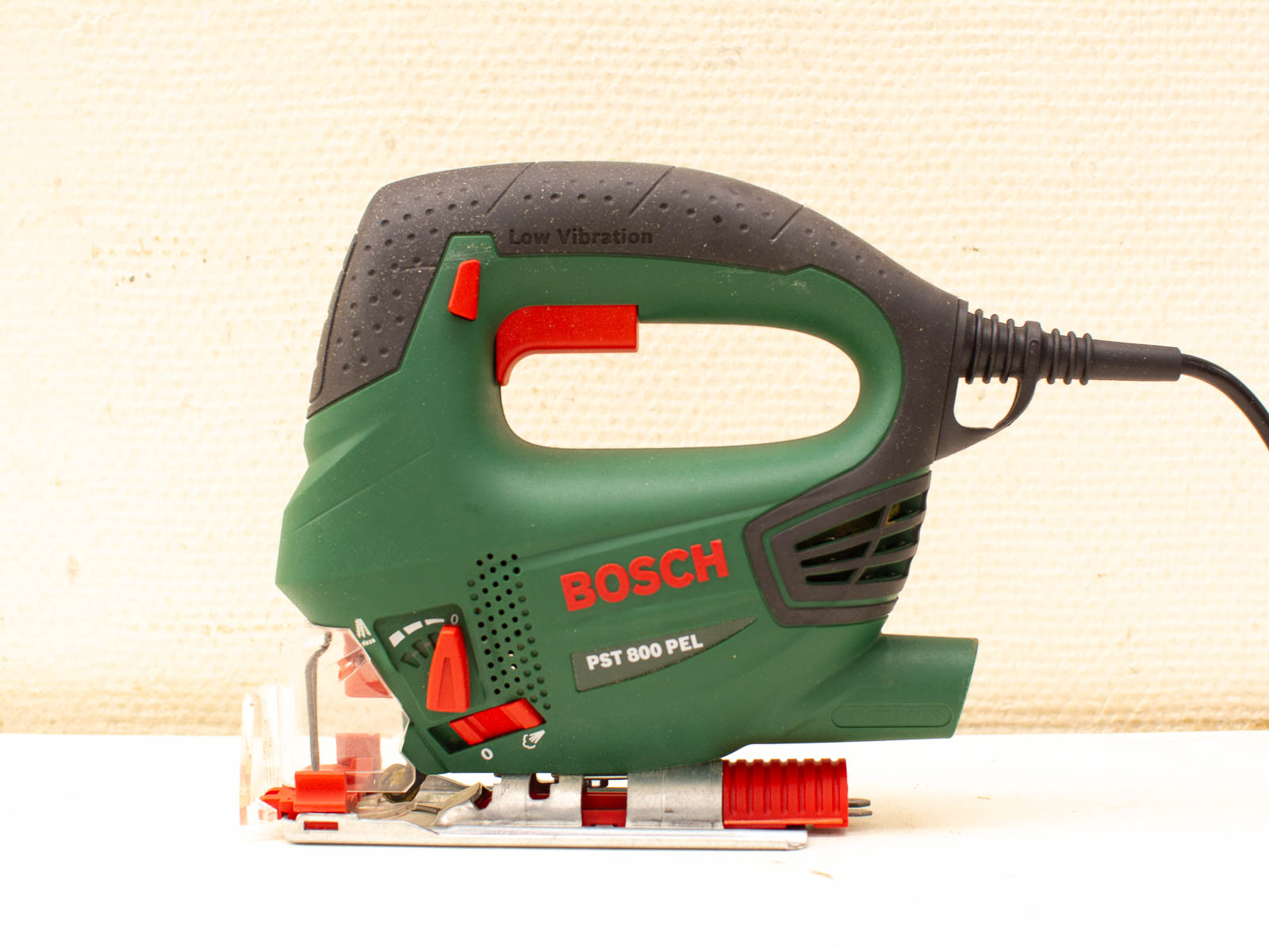 Bosch PST 800 PEL Jigsaw: Compact, ergonomic, and versatile for precision cutting tasks.