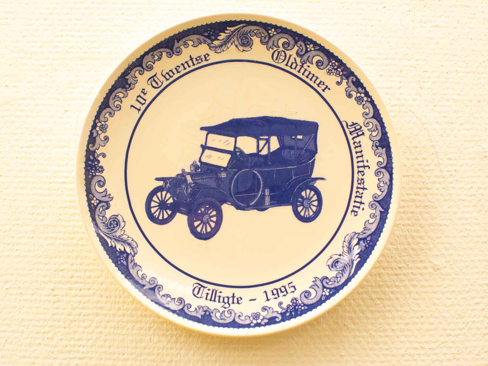 1995 vintage decorative plate featuring a classic car illustration, perfect for automotive history enthusiasts.