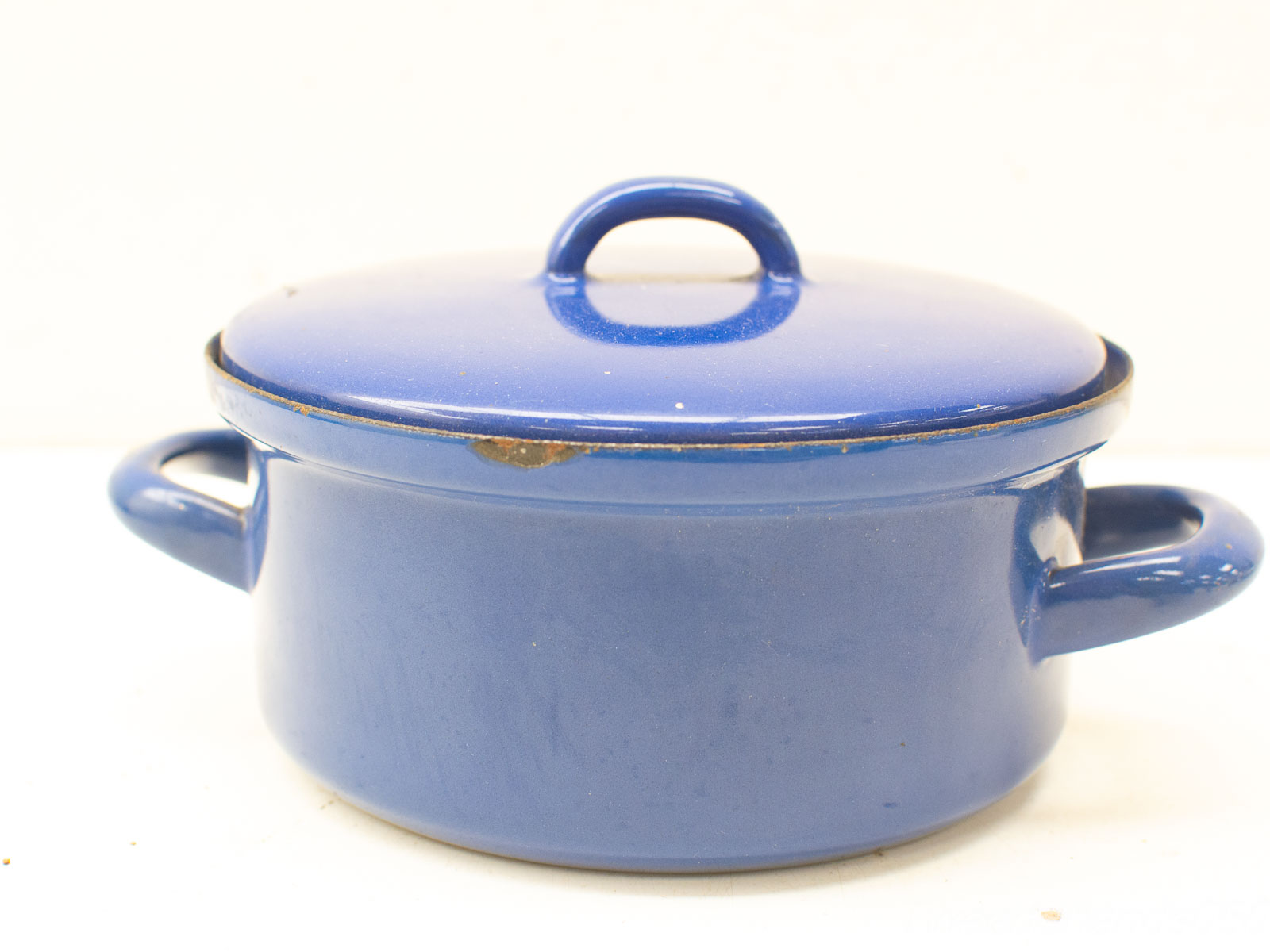 Vintage Blue Enamel Cooking Pot - Retro Kitchenware Ideal for Homemade Soups and Stews