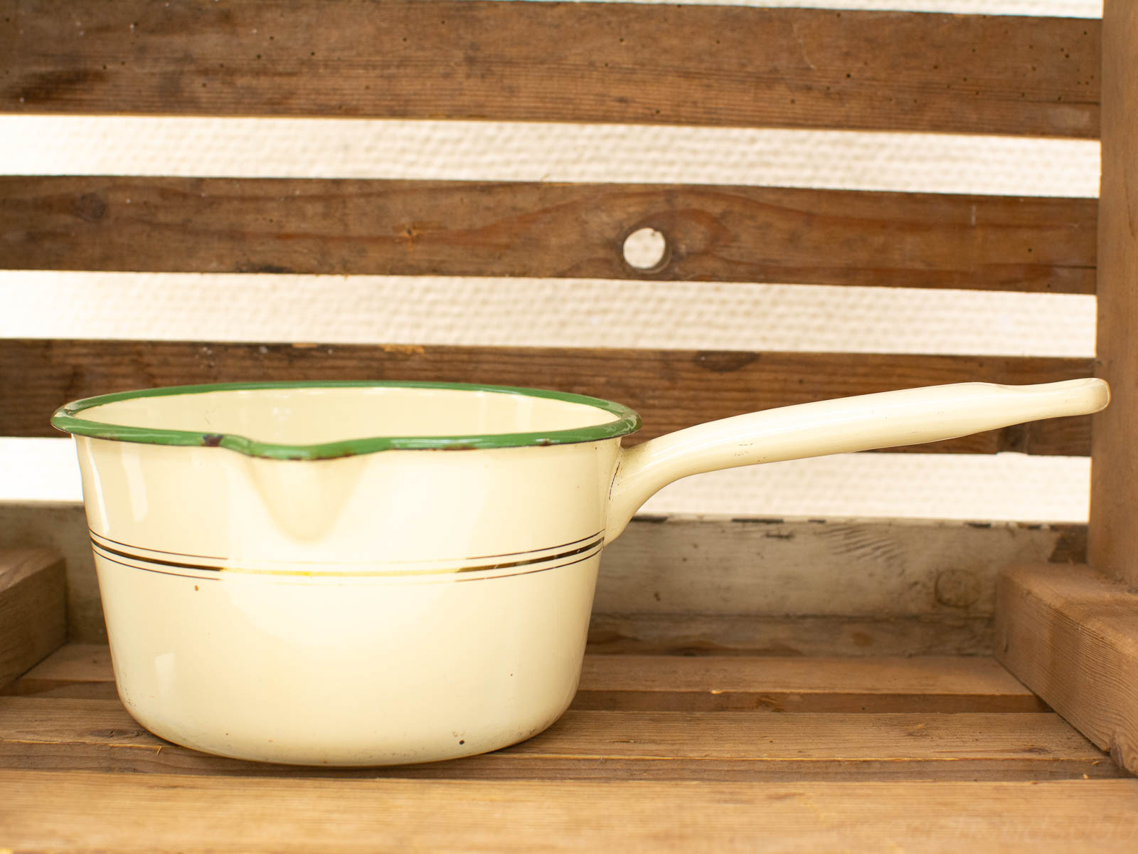 Charming vintage crème saucepan with green stripes, perfect for collectors and nostalgic cooking.