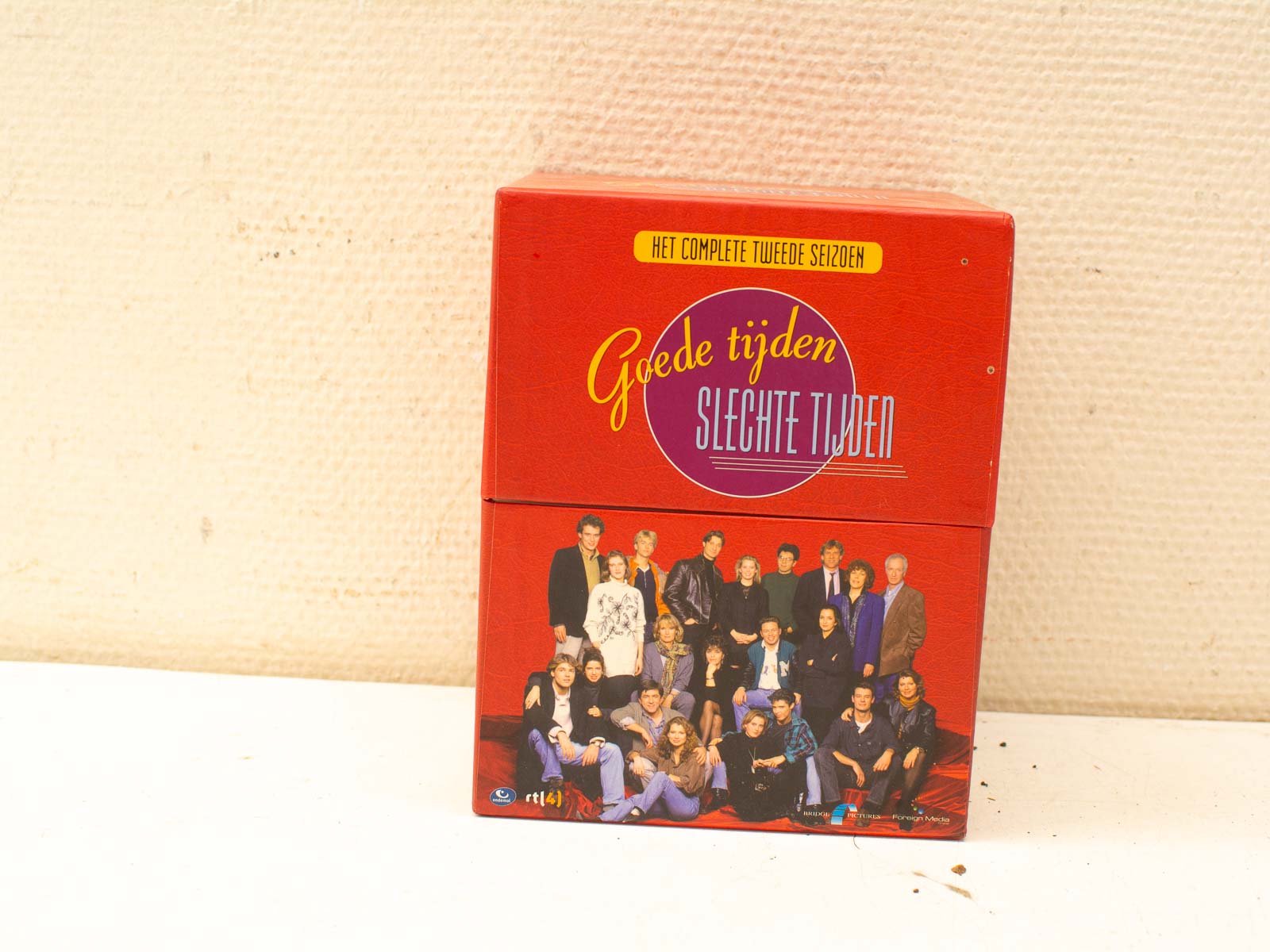 Complete second season box set of Goede Tijden, Slechte Tijden, featuring cast photo.