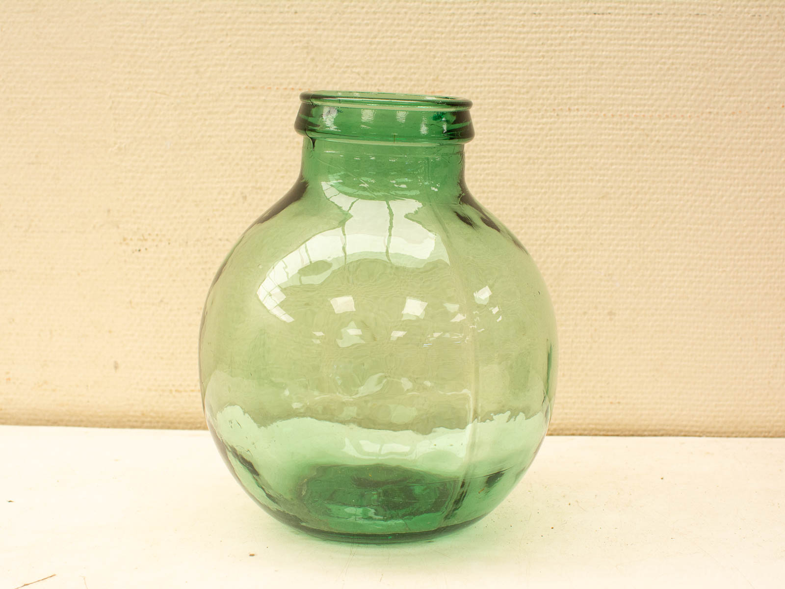 Elegant green glass vase, perfect for vintage decor and minimalist floral arrangements.