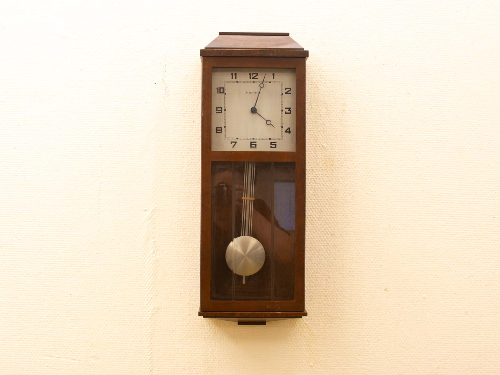 Stylish wooden wall clock with pendulum, blending classic elegance and modern design for any decor.