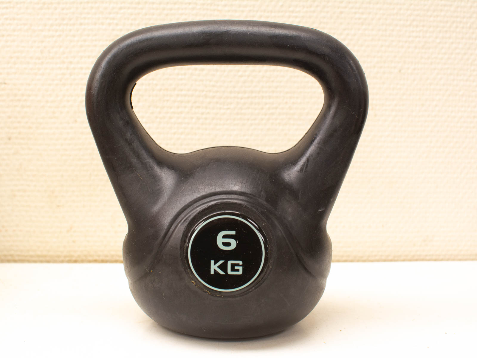 6 kg black kettlebell for strength training, featuring an ergonomic handle for secure grip.