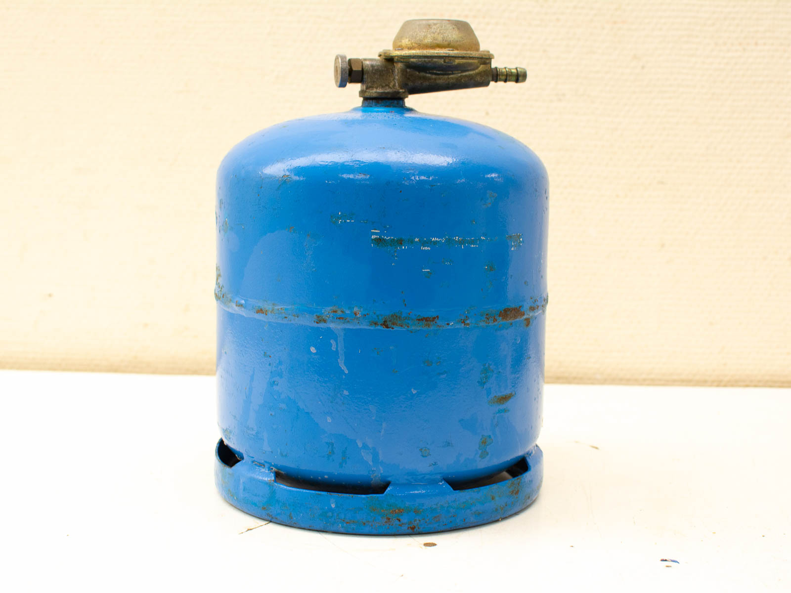 Vintage blue gas cylinder: durable, stylish, and perfect for camping or cooking adventures.