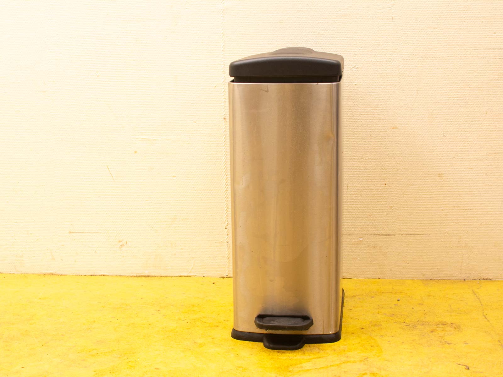 Stylish stainless steel trash can with pedal, modern design, perfect for kitchens and offices.