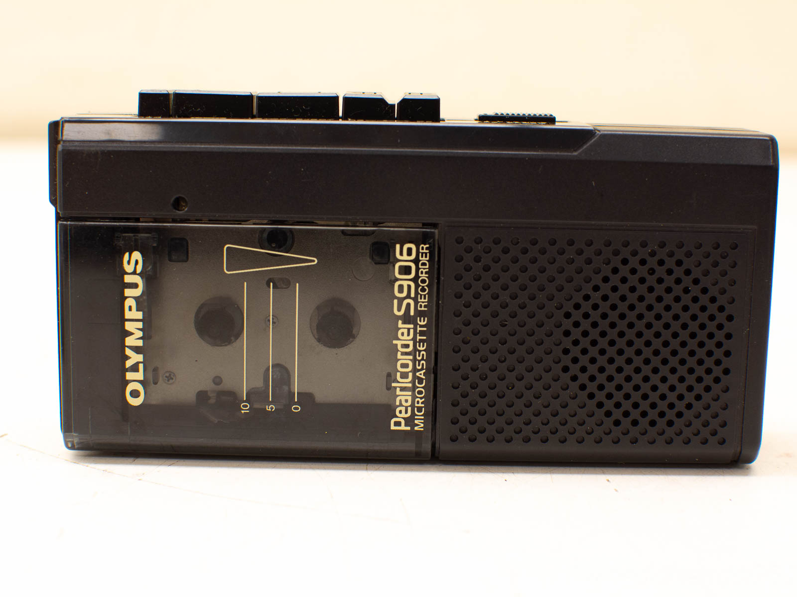 Olympus Pearlcorder S906: Compact vintage microcassette recorder with sleek design and intuitive controls.