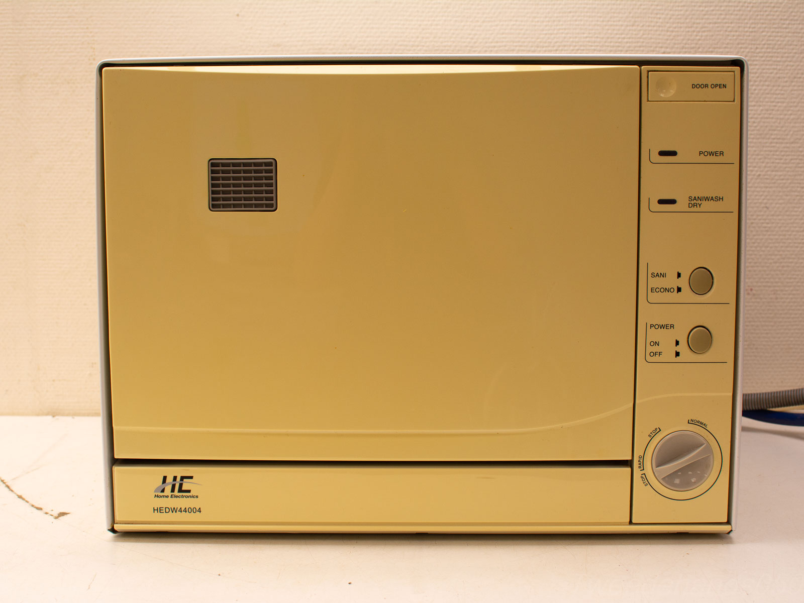 Charming retro beige microwave oven with versatile settings for modern kitchen needs.