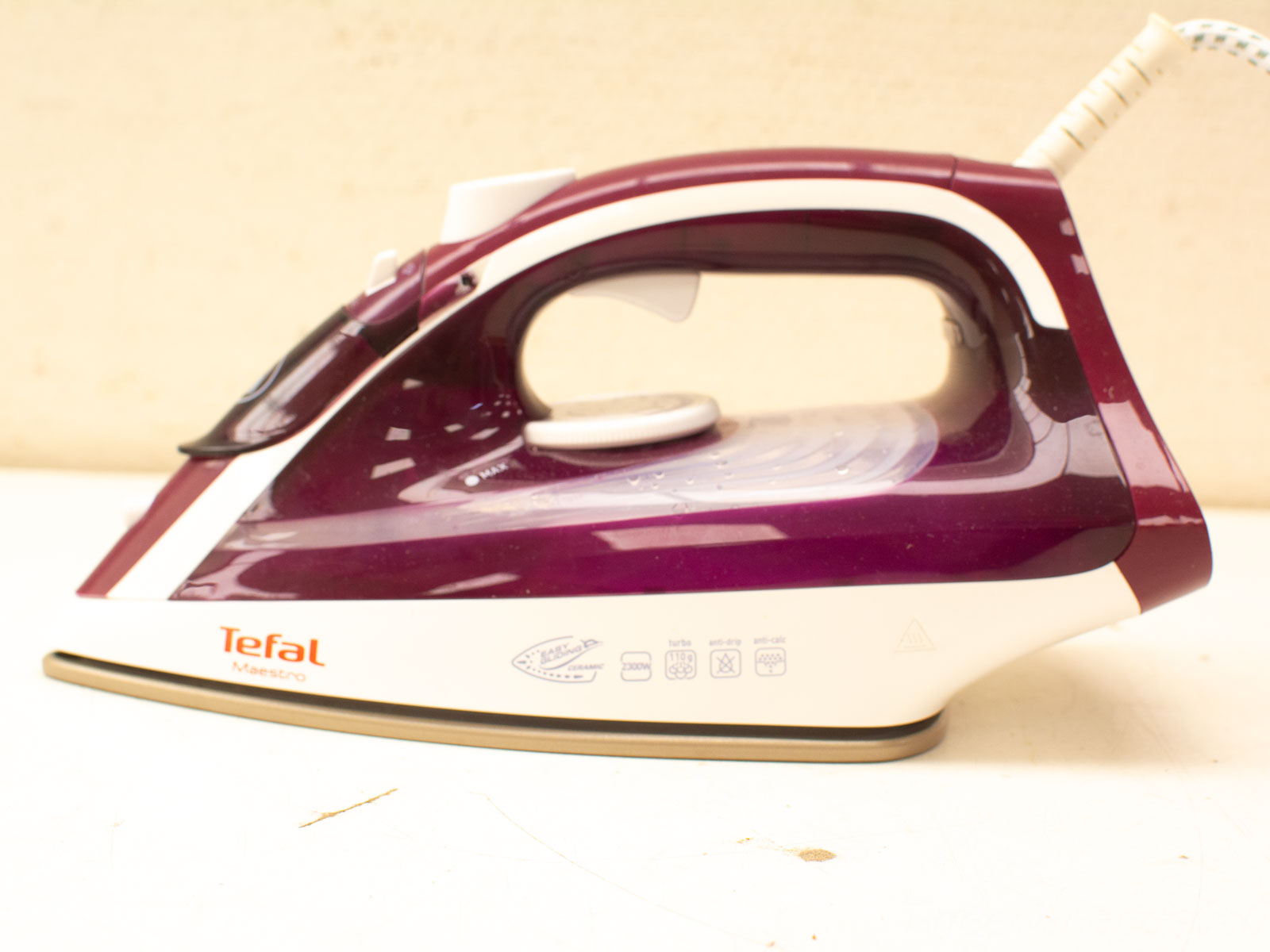 Tefal Maestro purple steam iron with ergonomic handle and transparent water tank for easy ironing.