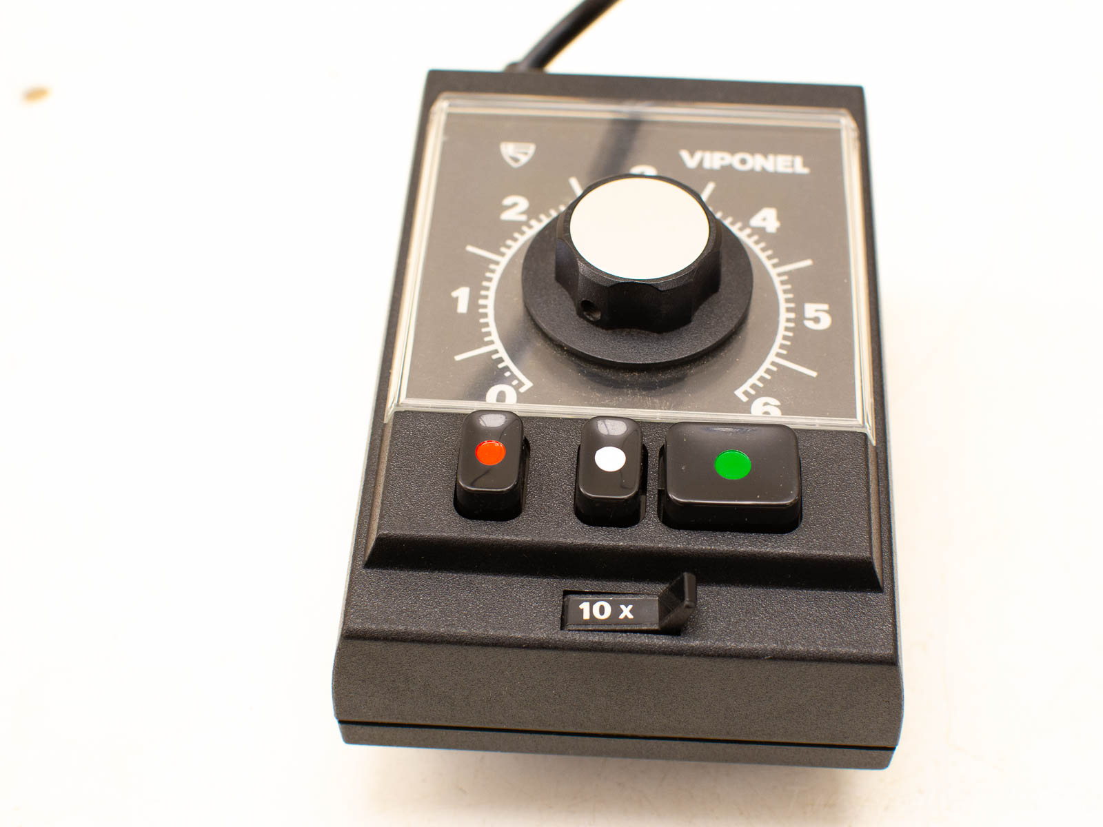 Vintage timer control unit with adjustable knob and indicator lights for precise time regulation.