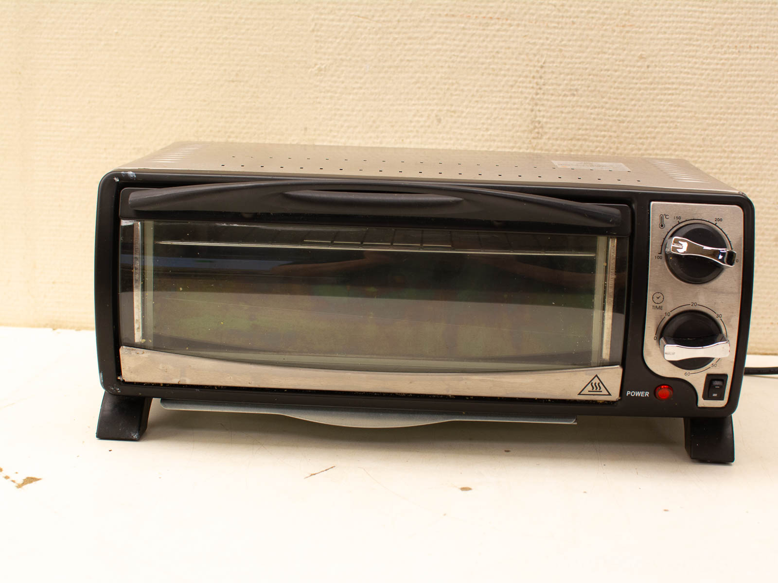 Sleek black toaster oven with stainless steel accents for versatile cooking and easy monitoring.