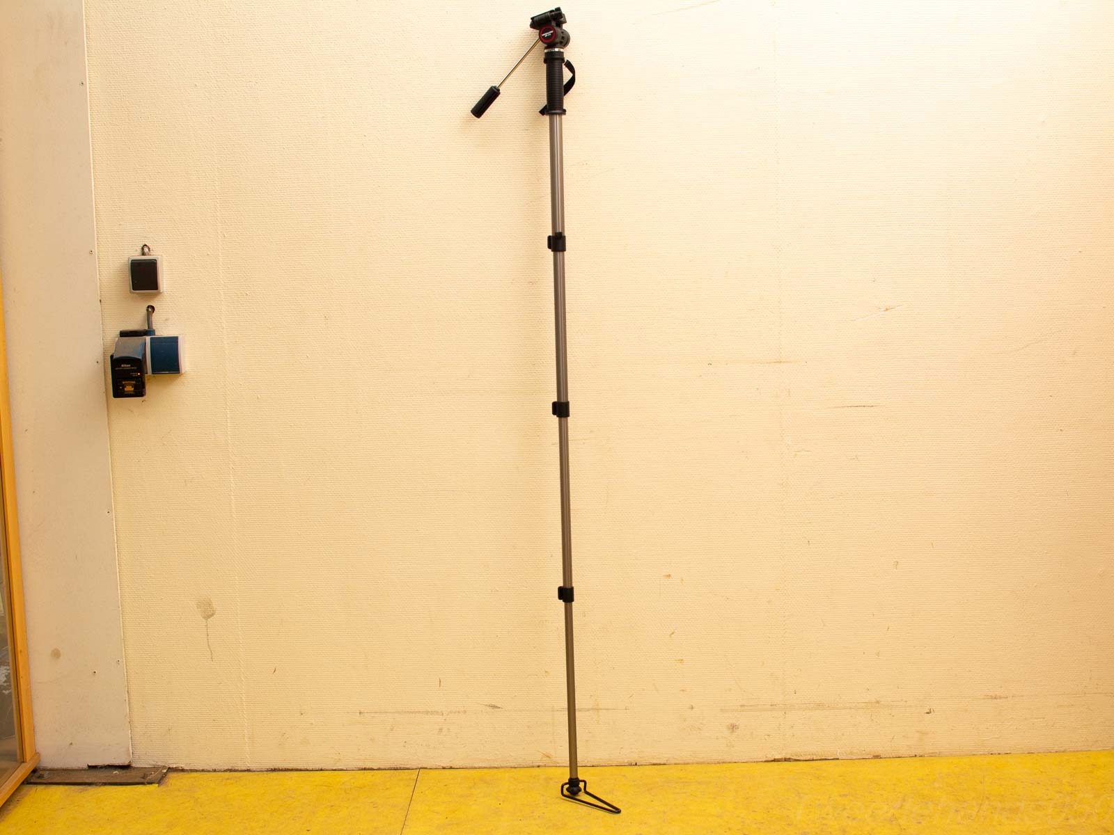 Professional Aluminium Monopod for Studio Photography with Adjustable Height and Rubber Handle