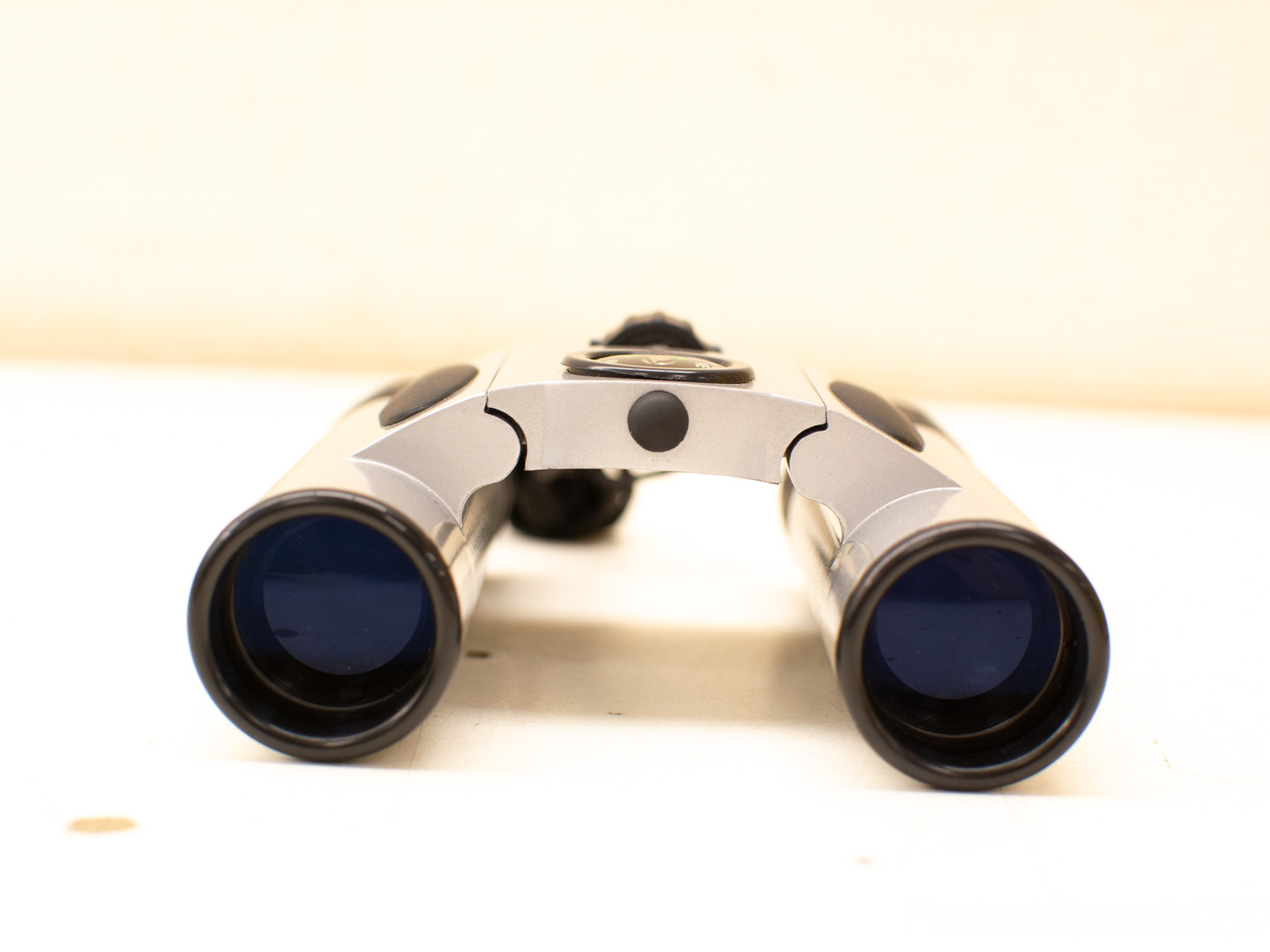 Sleek modern binoculars with stylish design, perfect for nature enthusiasts and adventurers.