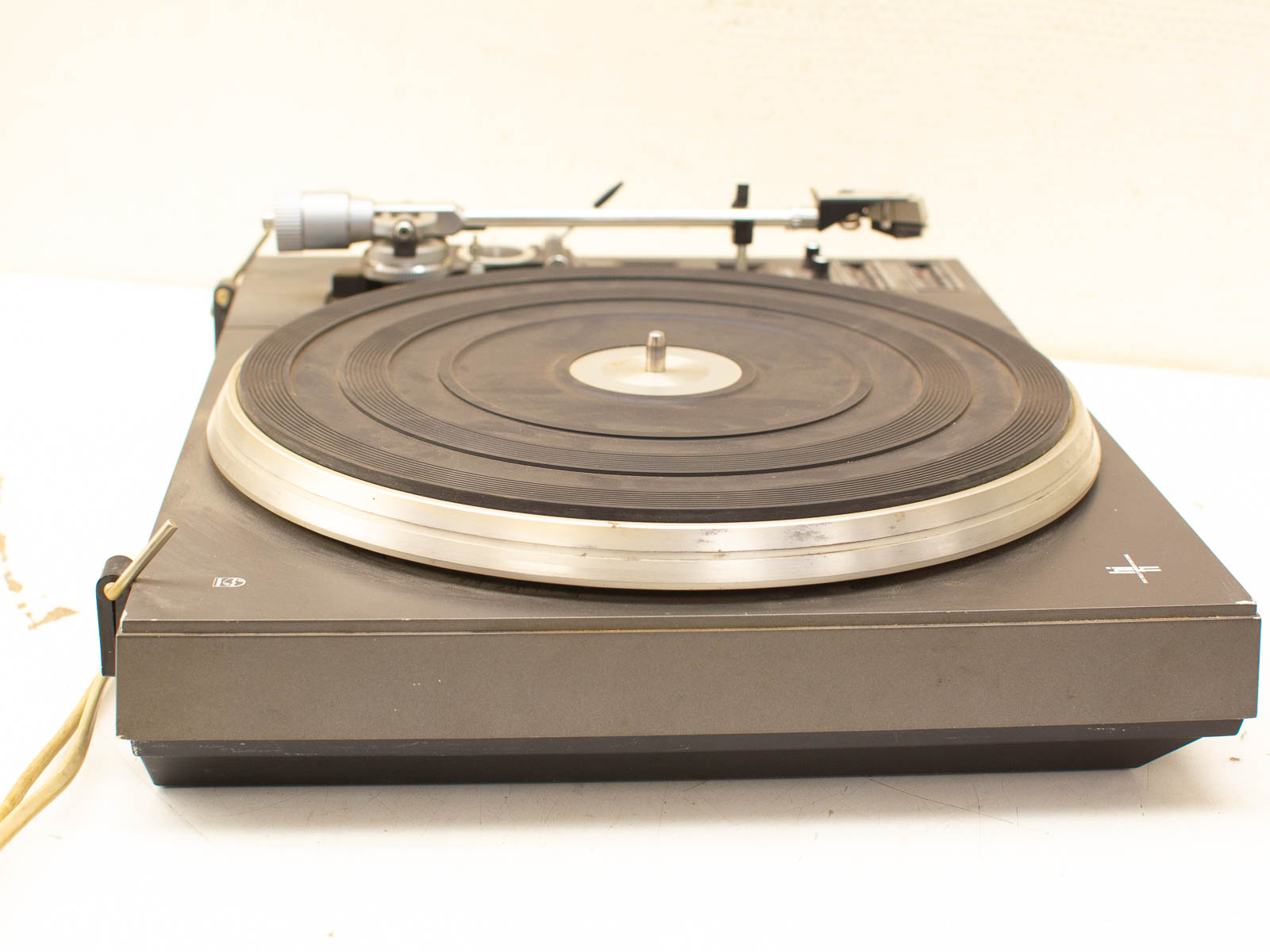 Classic vintage turntable with aluminum platter, perfect for audiophiles and vinyl collectors.