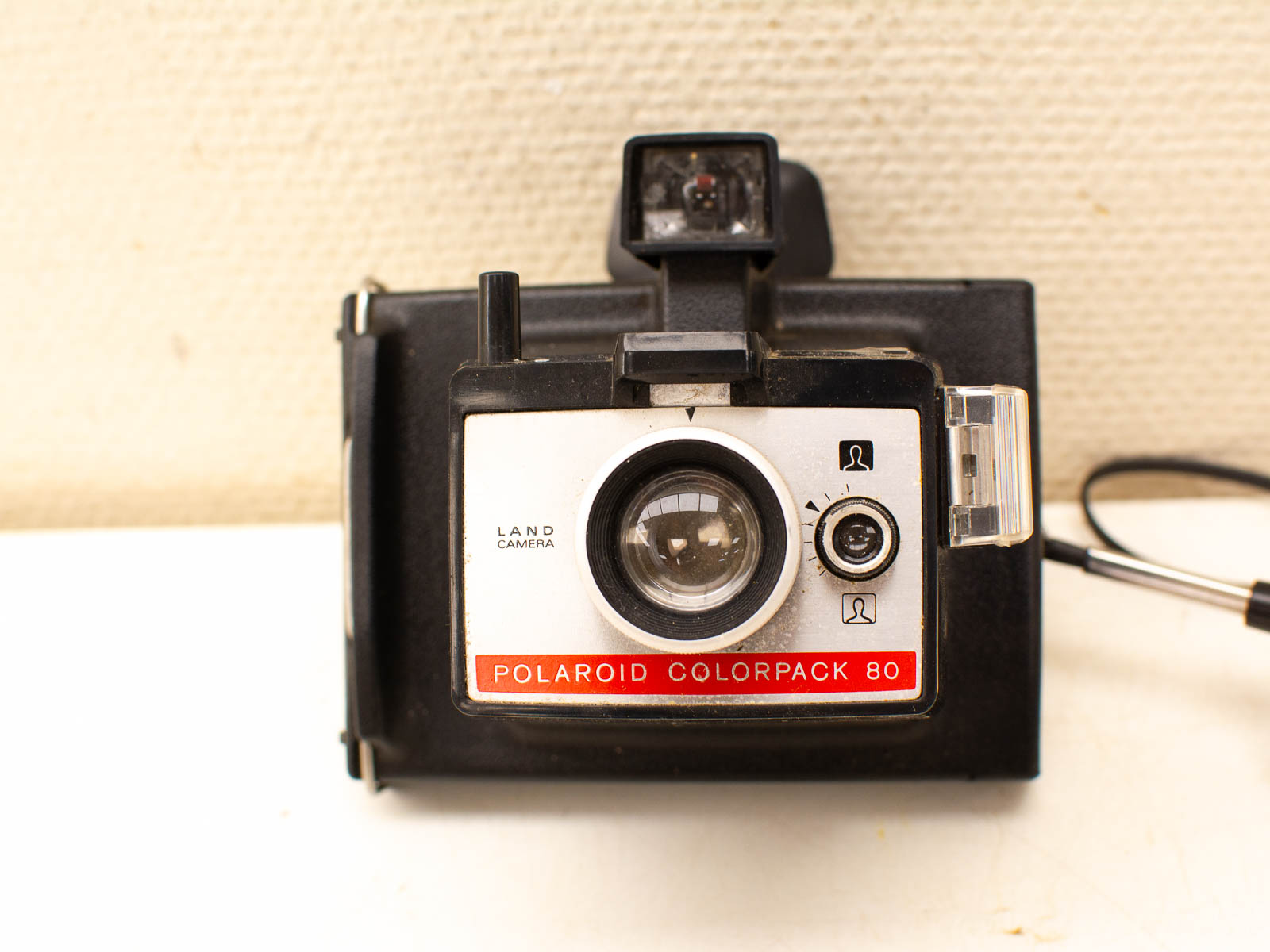 Vintage Polaroid Colorpack 80 camera: a timeless instant photography classic from the 1970s.