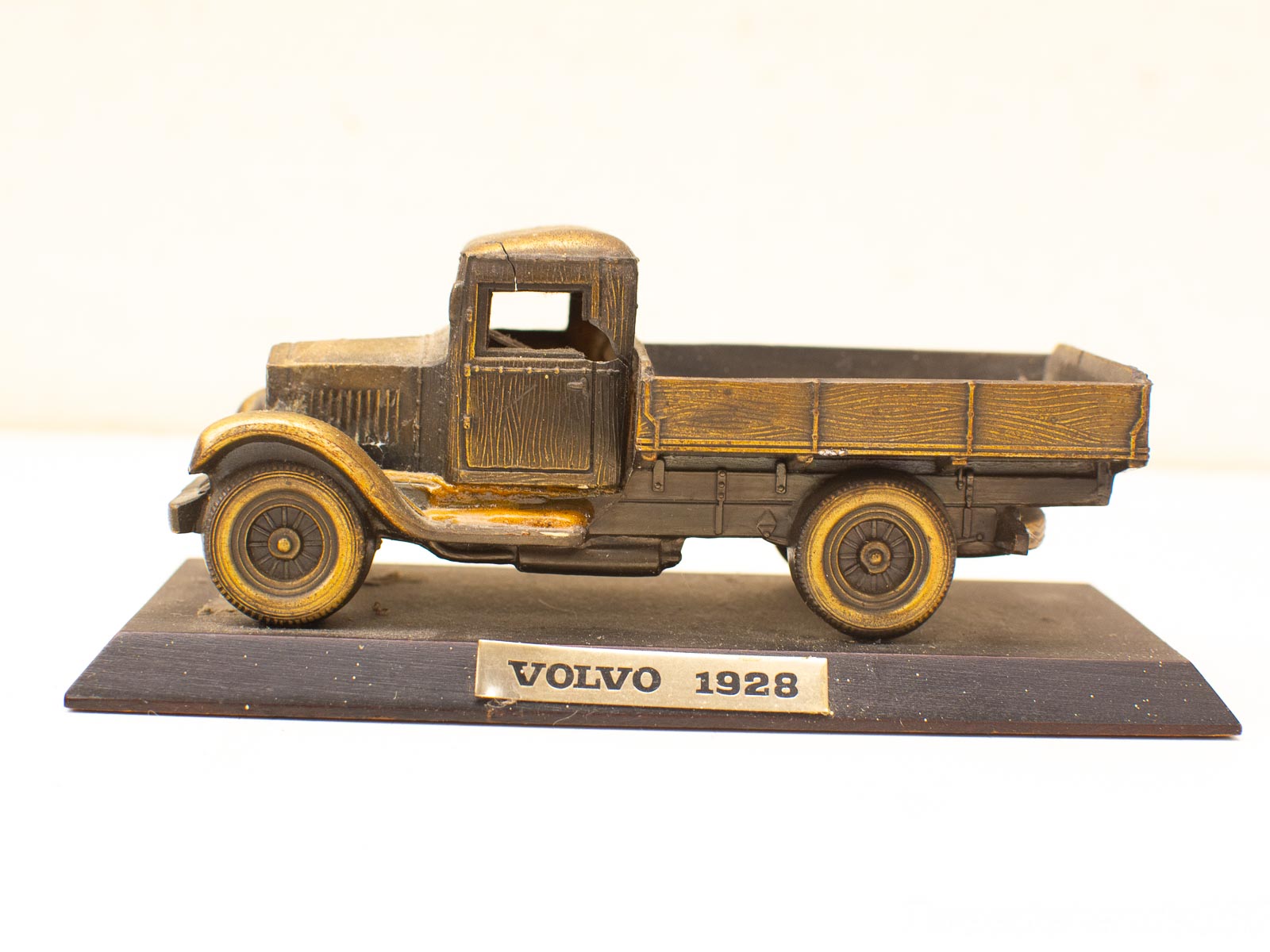 1928 Vintage Volvo Truck Model - Exquisite Detail and Nostalgic Design for Collectors.