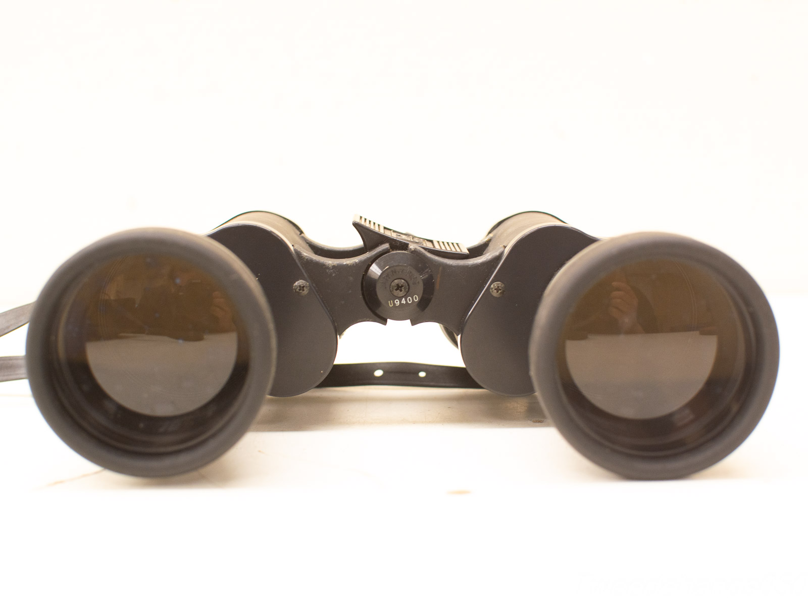 Durable black binoculars featuring adjustable focus, perfect for outdoor activities like birdwatching and sports events.