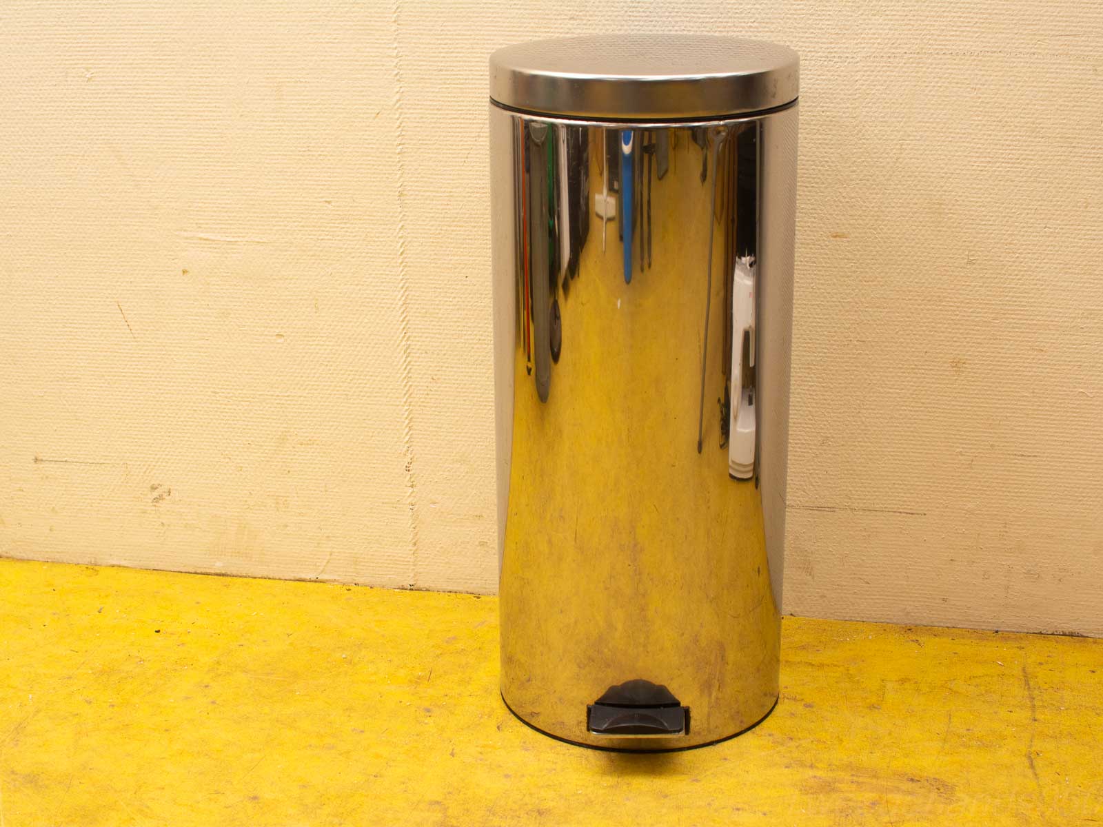 Sleek stainless steel trash can with foot pedal, perfect for modern kitchens and offices.