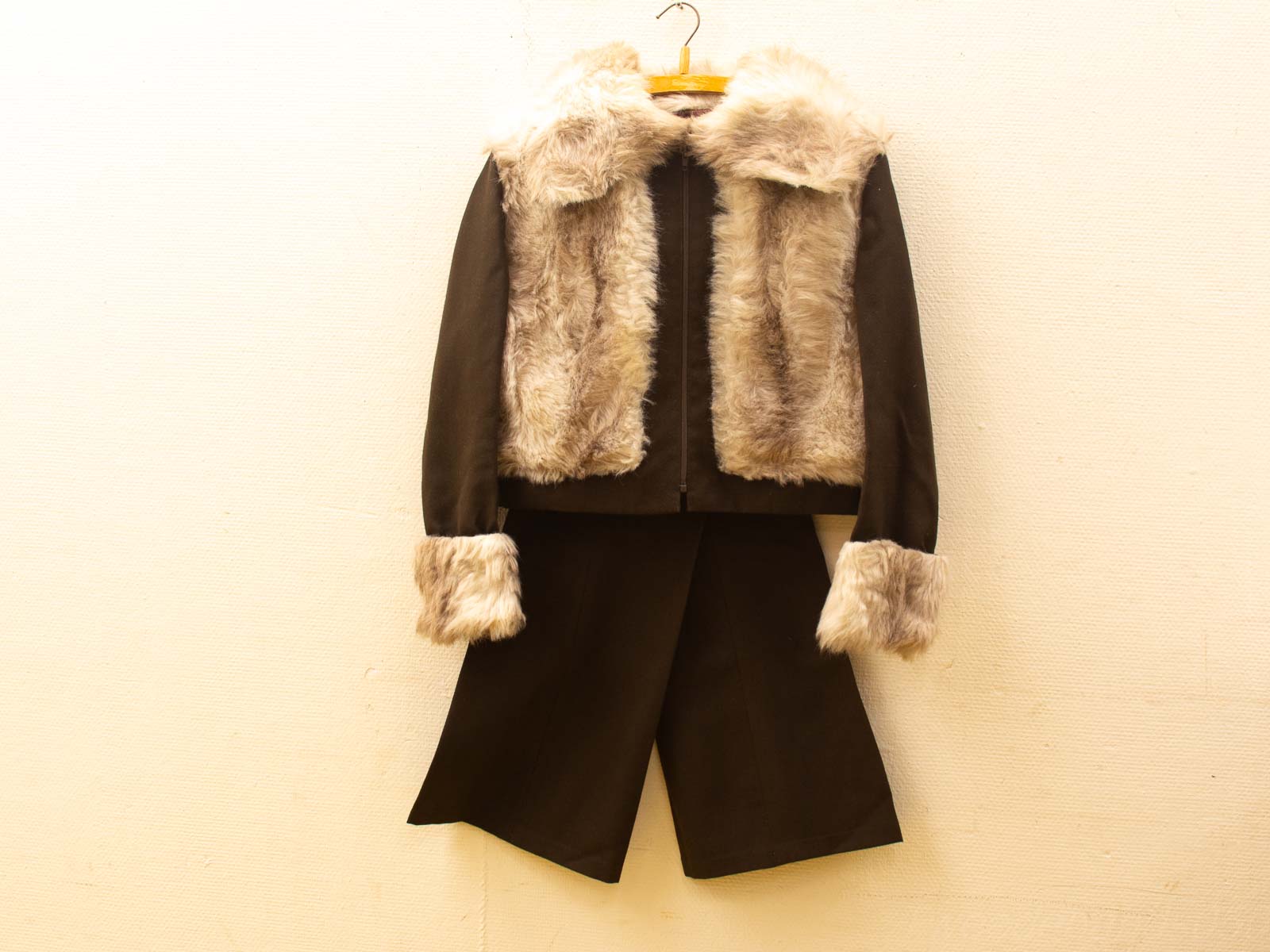 Chic cropped jacket with fur collar and matching shorts for stylish, cozy looks.