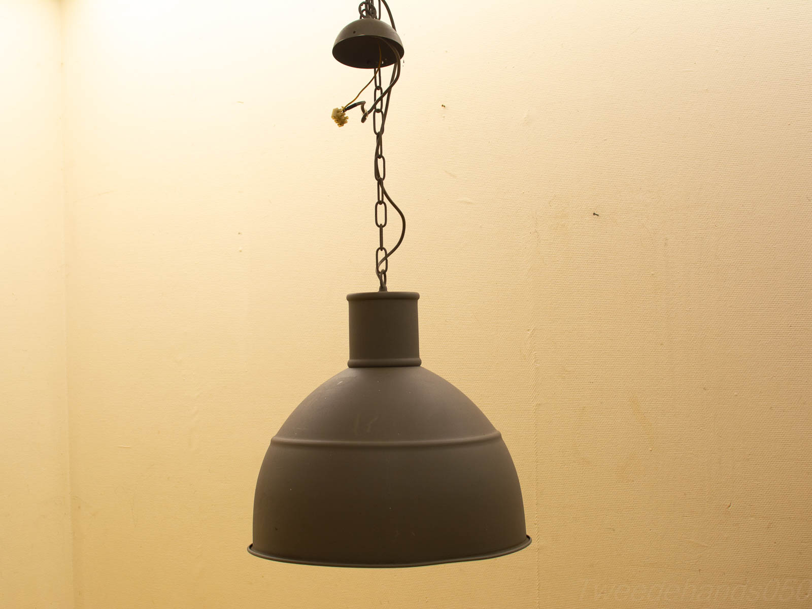 Elegant matte black pendant lamp with rustic chain, perfect for modern and vintage-inspired spaces.