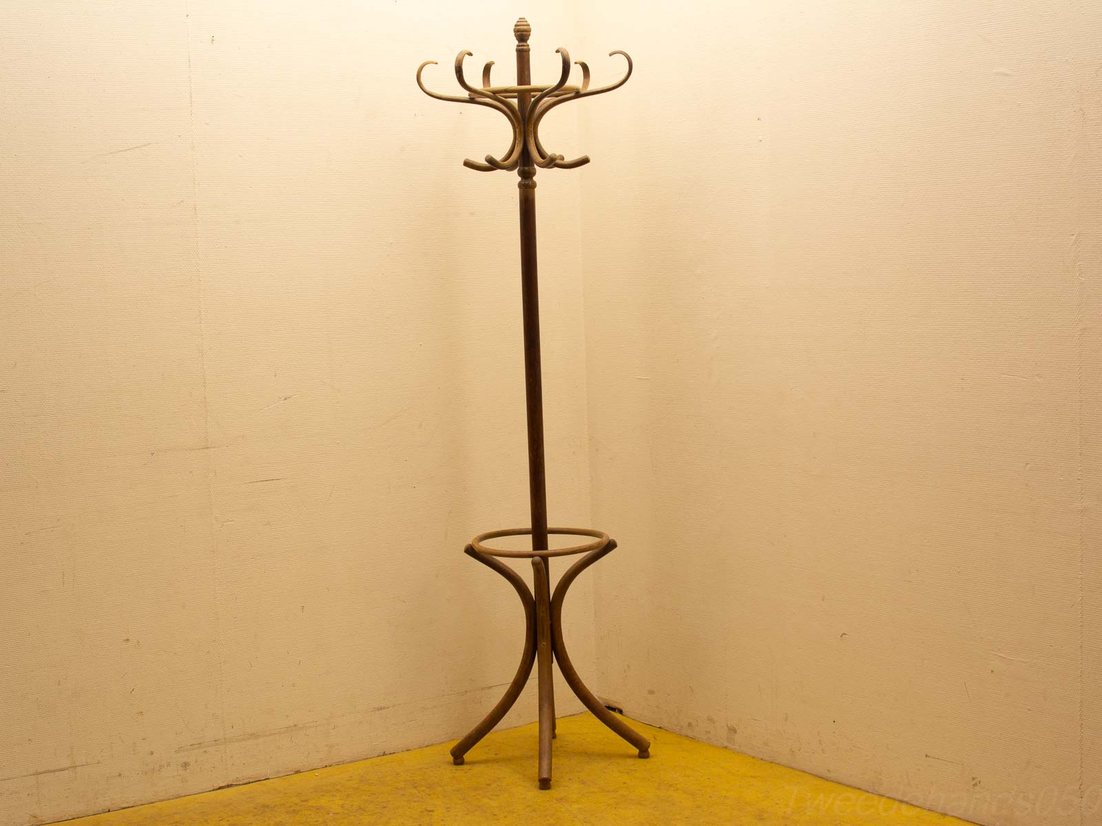 Elegant vintage metal coat stand with multiple hooks, perfect for stylish entryway organization.