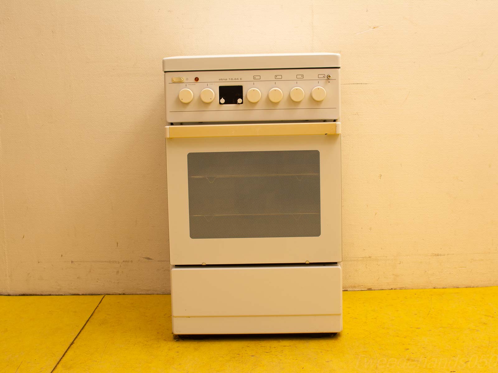 Charming vintage white kitchen stove with four burners and modern oven features, perfect for nostalgic homes.