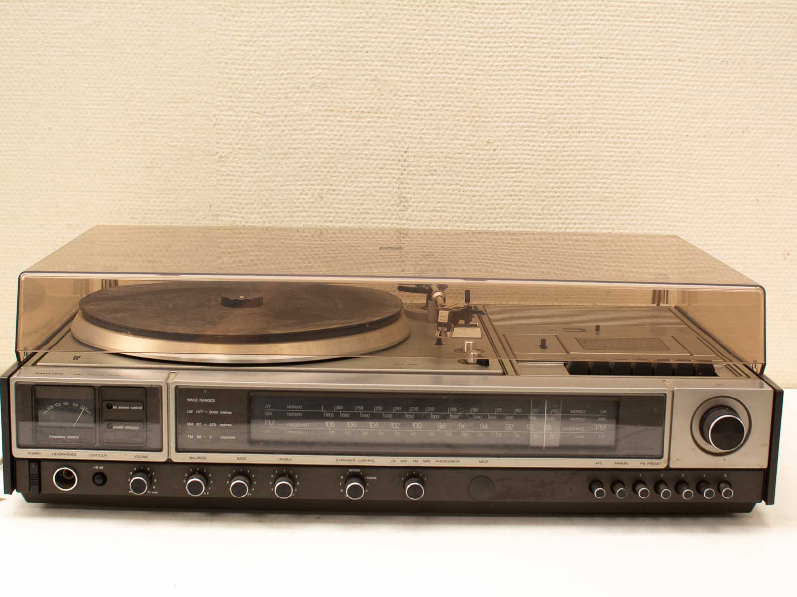 Elegant vintage stereo with turntable and radio, perfect for audiophiles and collectors.