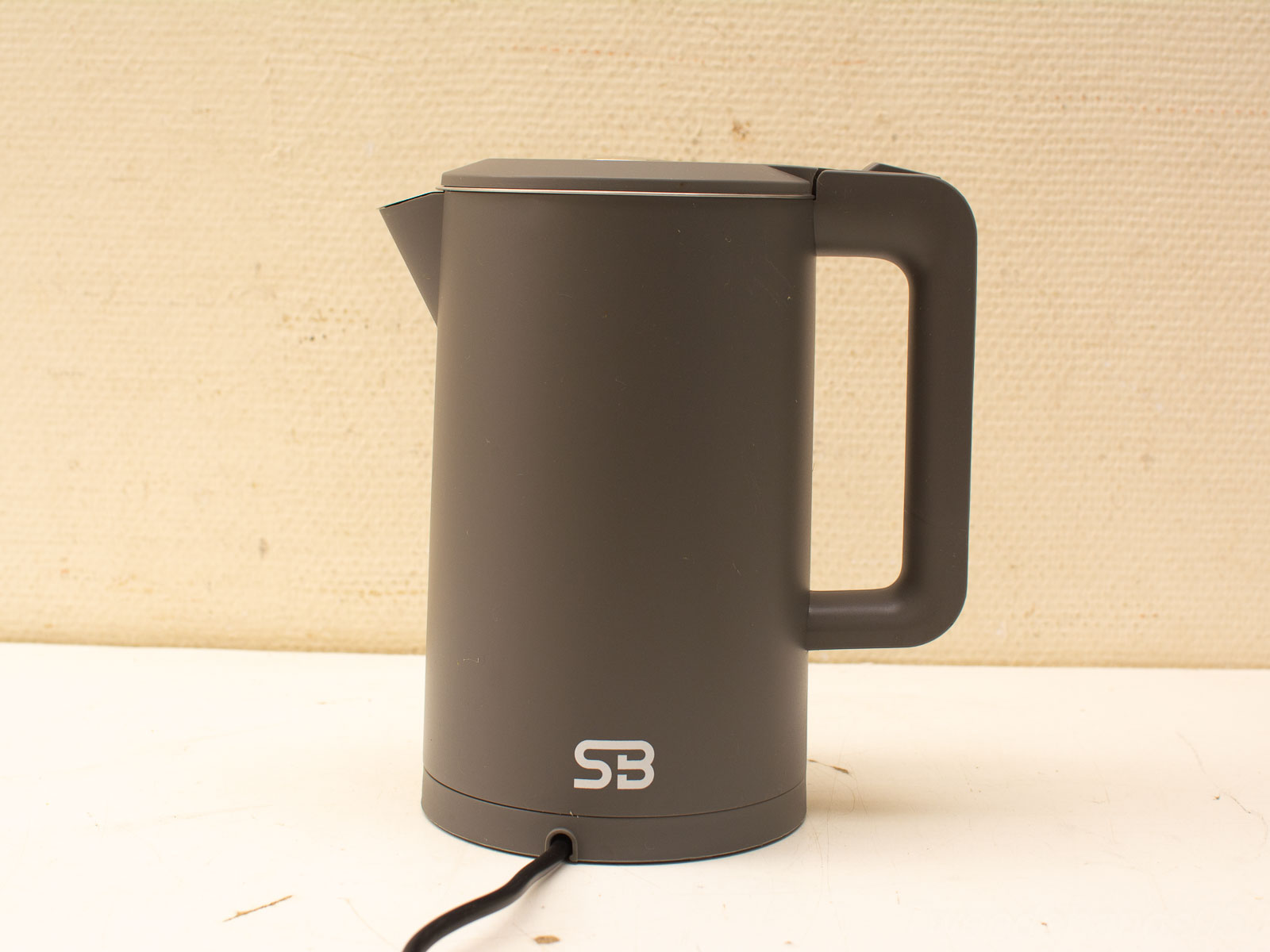 Sleek matte black electric kettle with ergonomic handle, perfect for modern kitchens.