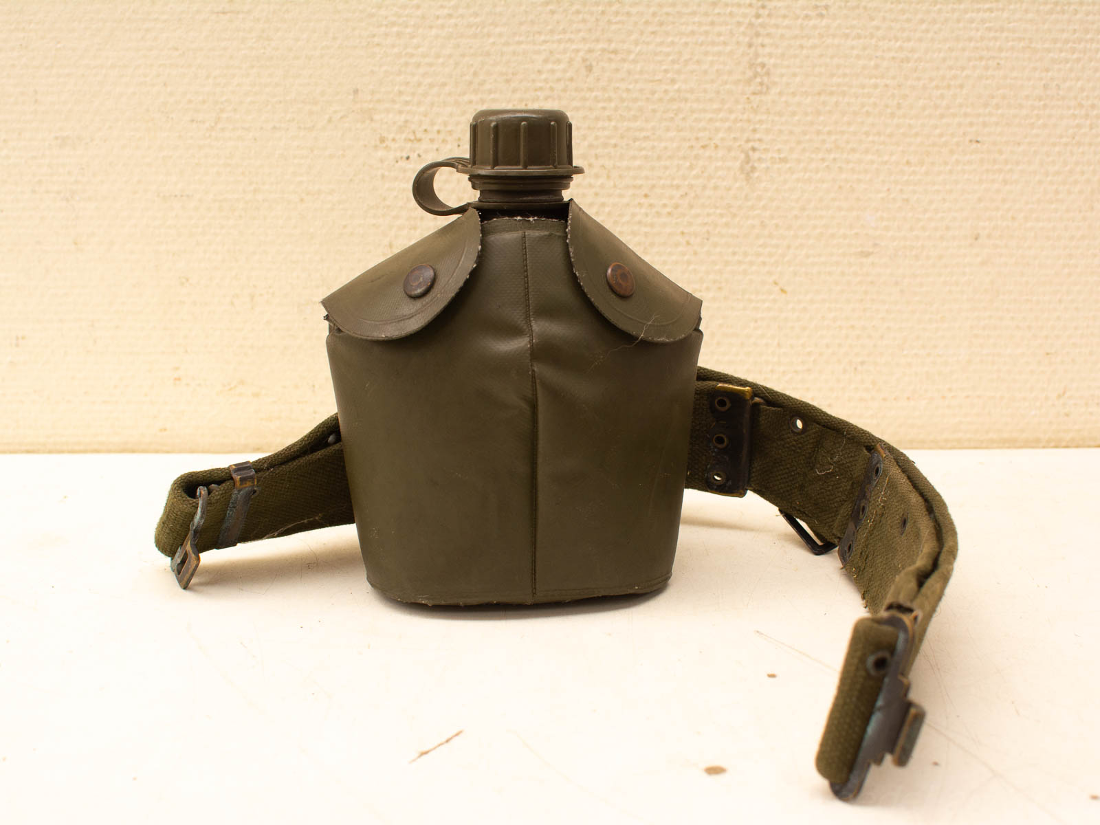 Durable green military canteen, ideal for outdoor adventures and rugged use. Perfect for explorers.