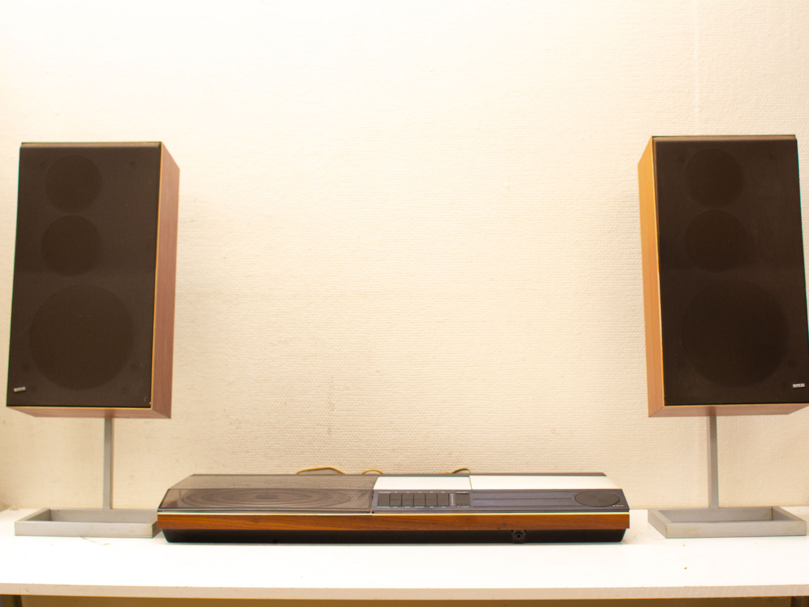 Elegant wooden speaker set with a modern stereo unit for a classic audio experience.