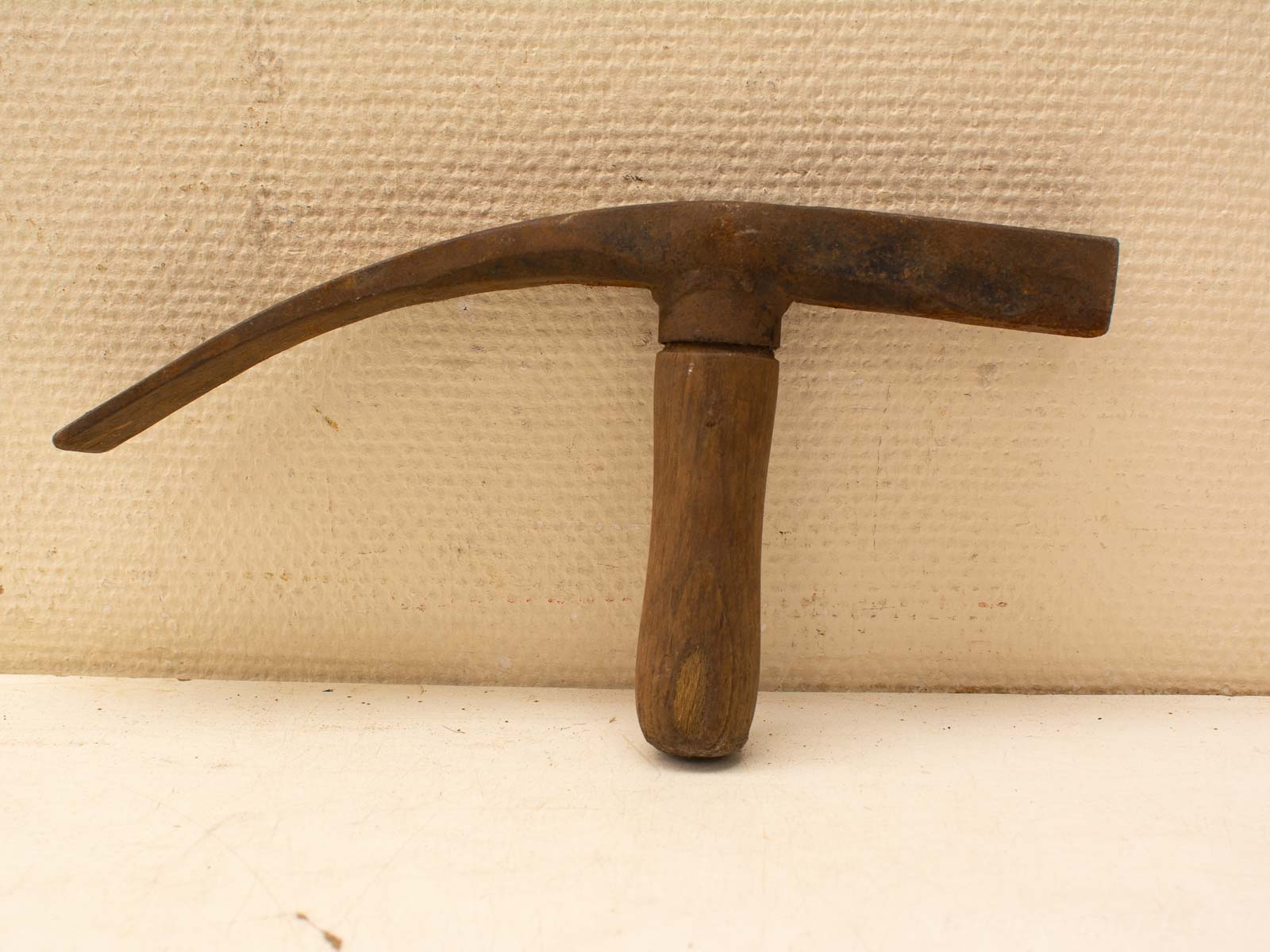 Vintage curved claw hammer: a timeless tool embodying craftsmanship and utility for collectors.