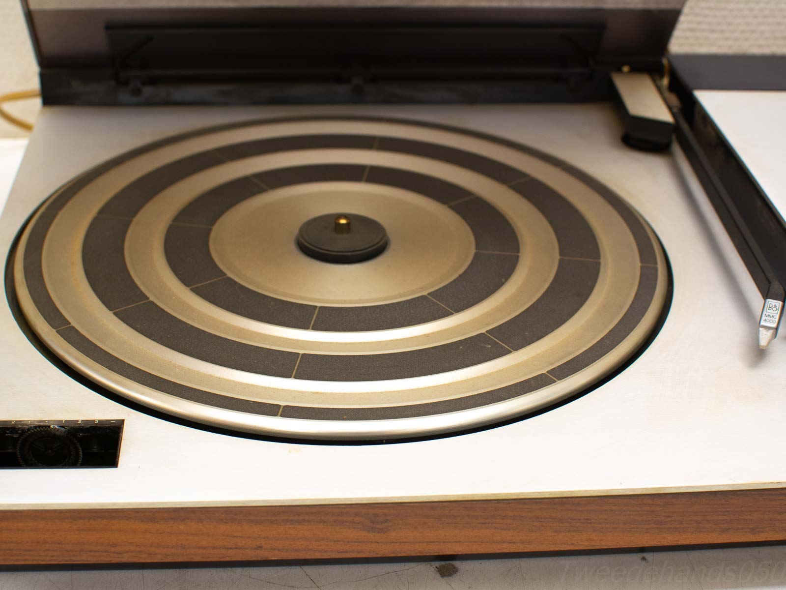 Elegant vintage turntable showcasing wood and metal design, perfect for music lovers and collectors.