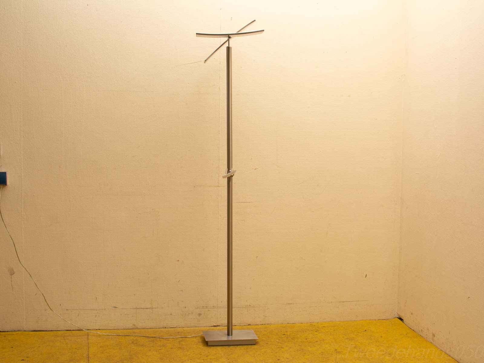 Sleek modern floor lamp with minimalist design, perfect for contemporary interiors and stylish accents.