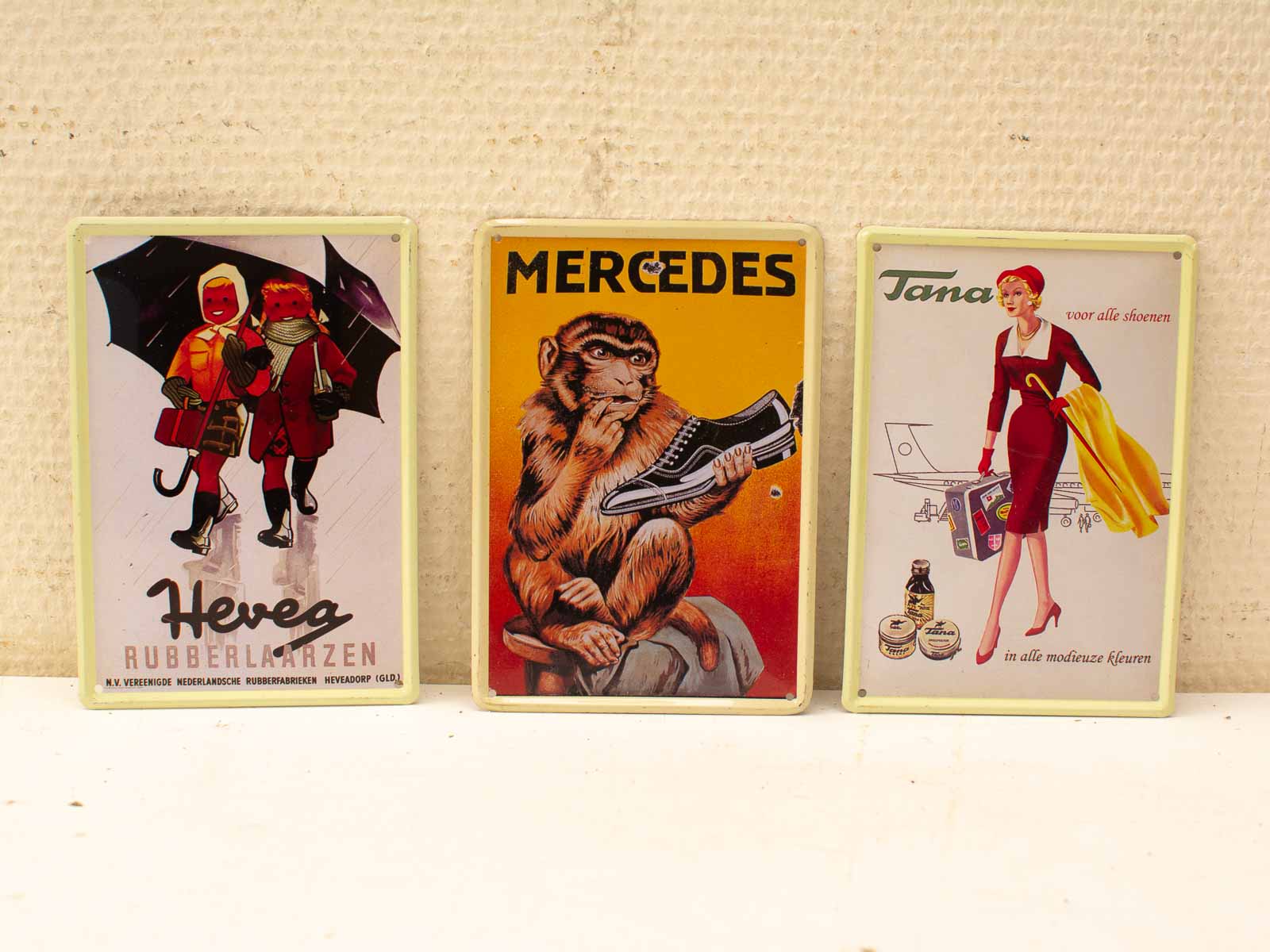 Vintage advertenties voor rubberlaarzen, schoenen en modeaccessoires in levendige kleuren.