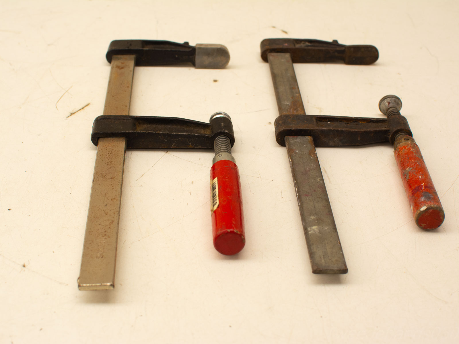 Tweedehands bar clamps voor houtbewerking, ideaal voor lijmen en assembleerprojecten.