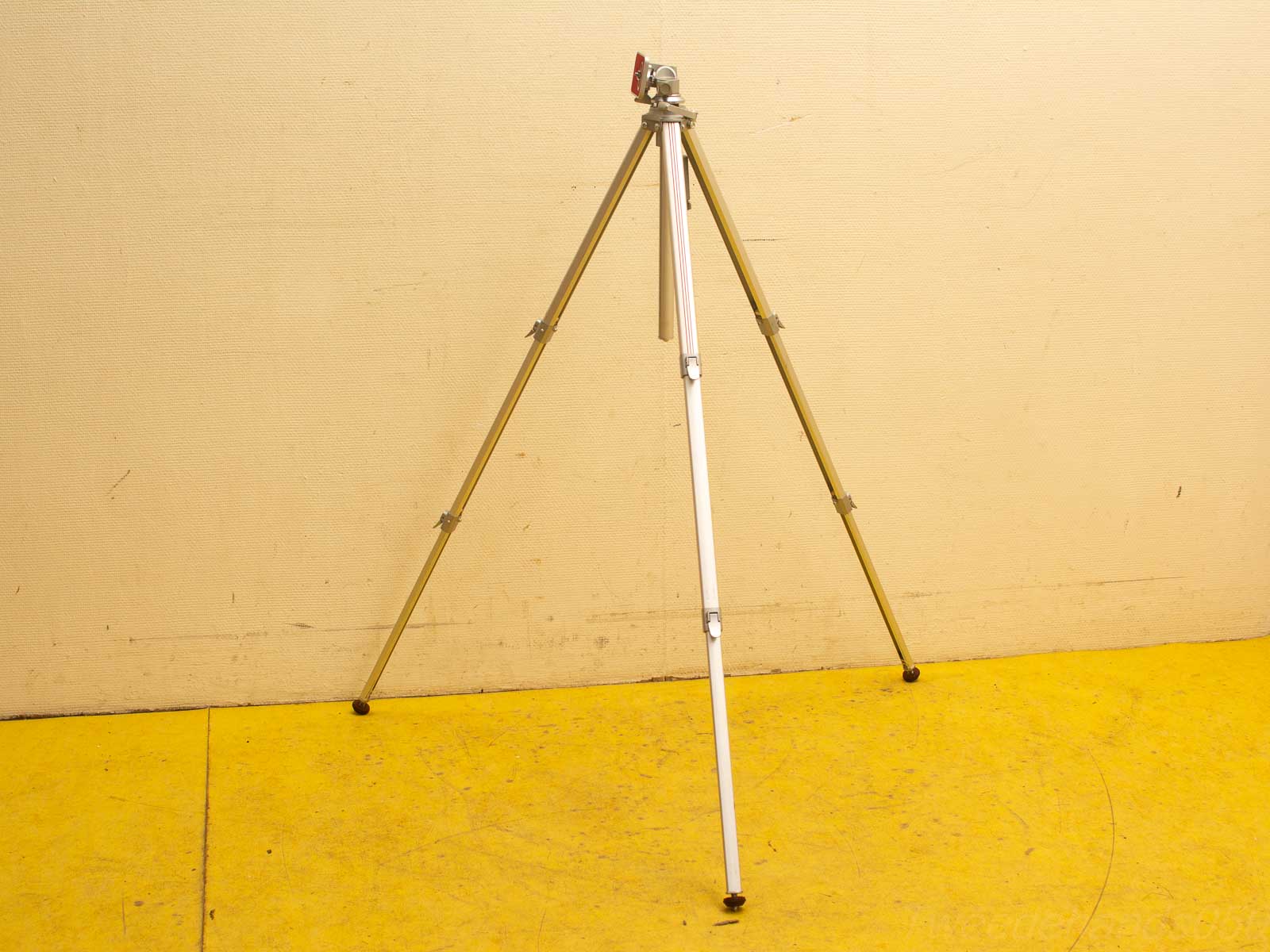 Stabiele tripod met metalen poten en verstelbare kop voor cameras en instrumenten.