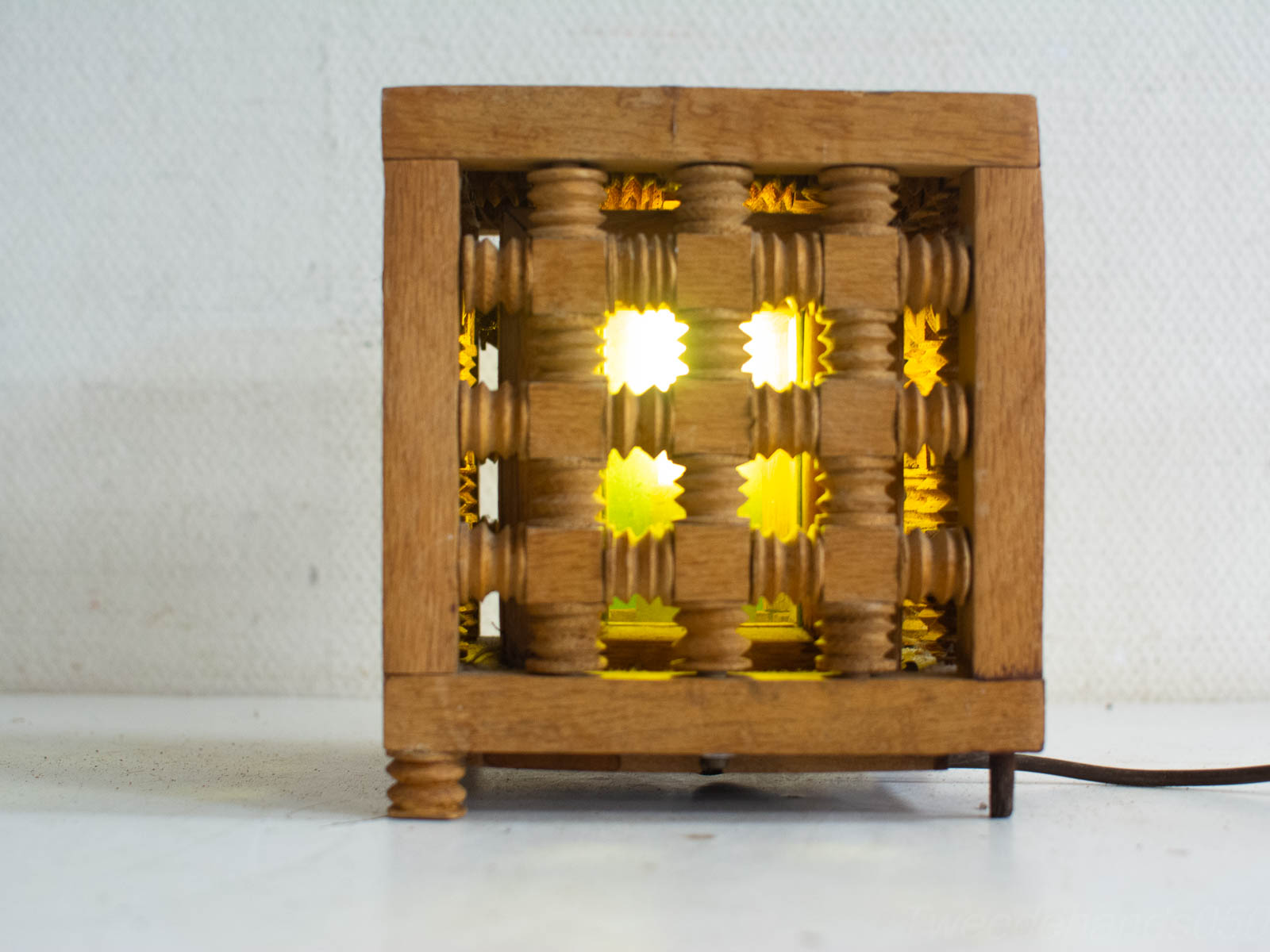 Houten lamp met open lattice ontwerp, warme gloed en sfeervolle uitstraling voor elk interieur.