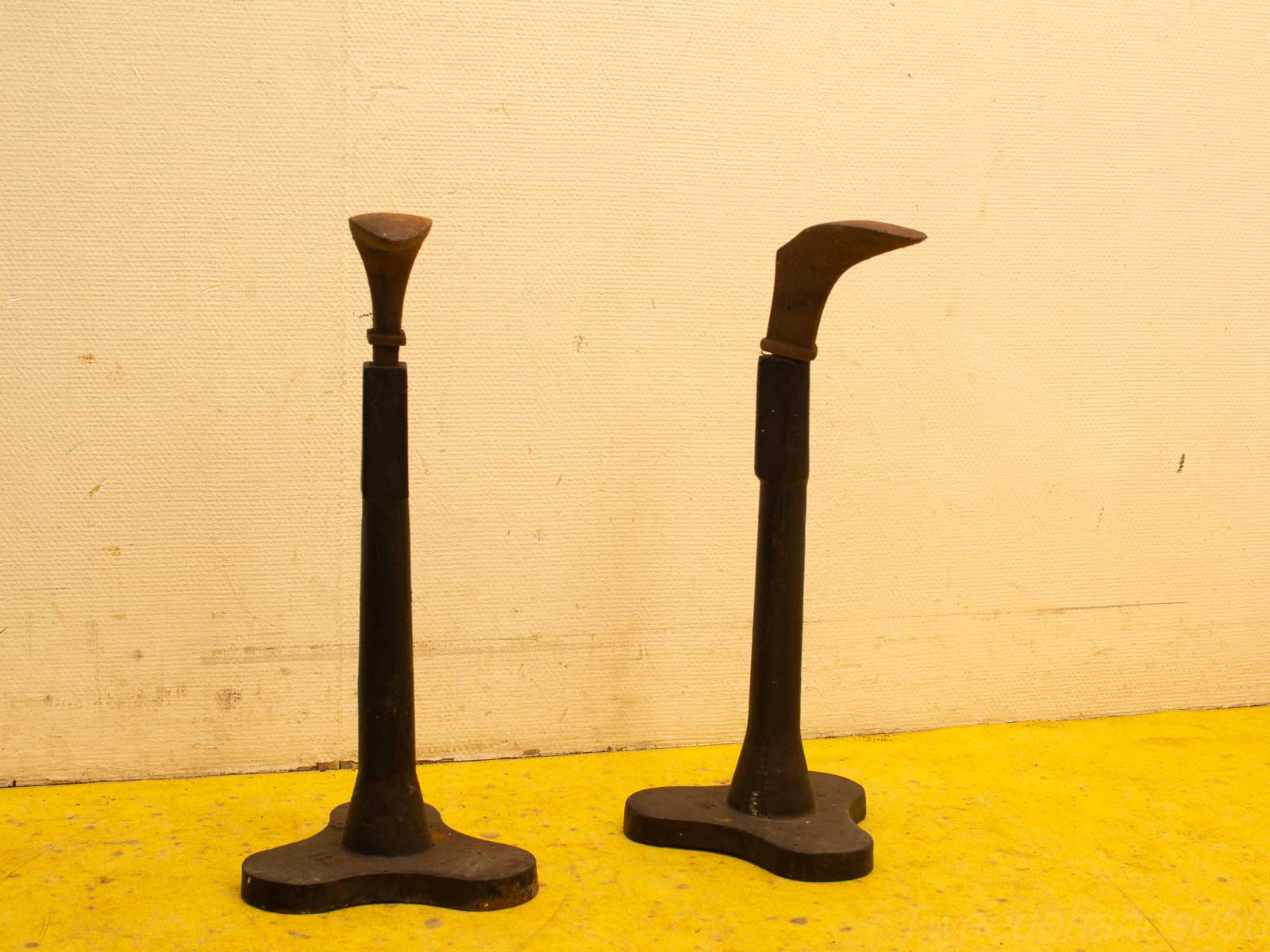 Twee vintage metalen stands met unieke vormen, perfect voor industriële decoratie of gebruik.