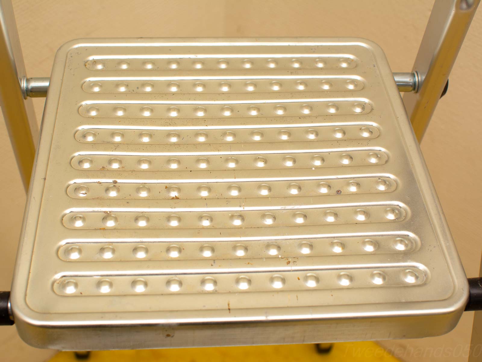 Metalen kruk met antislip oppervlak, perfect voor gebruik in keuken of utility ruimte.