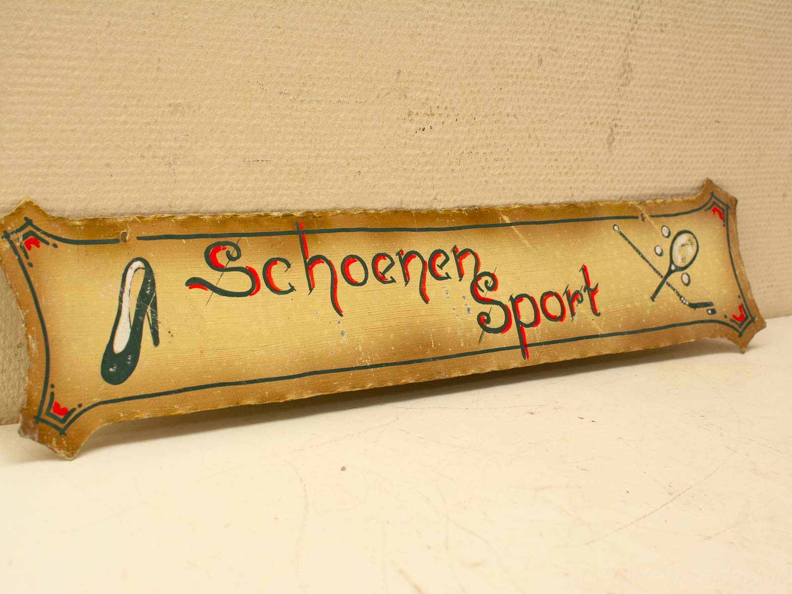 Vintage Schoenen Sport sign with ornate design, ideal for sports footwear or equipment shop.