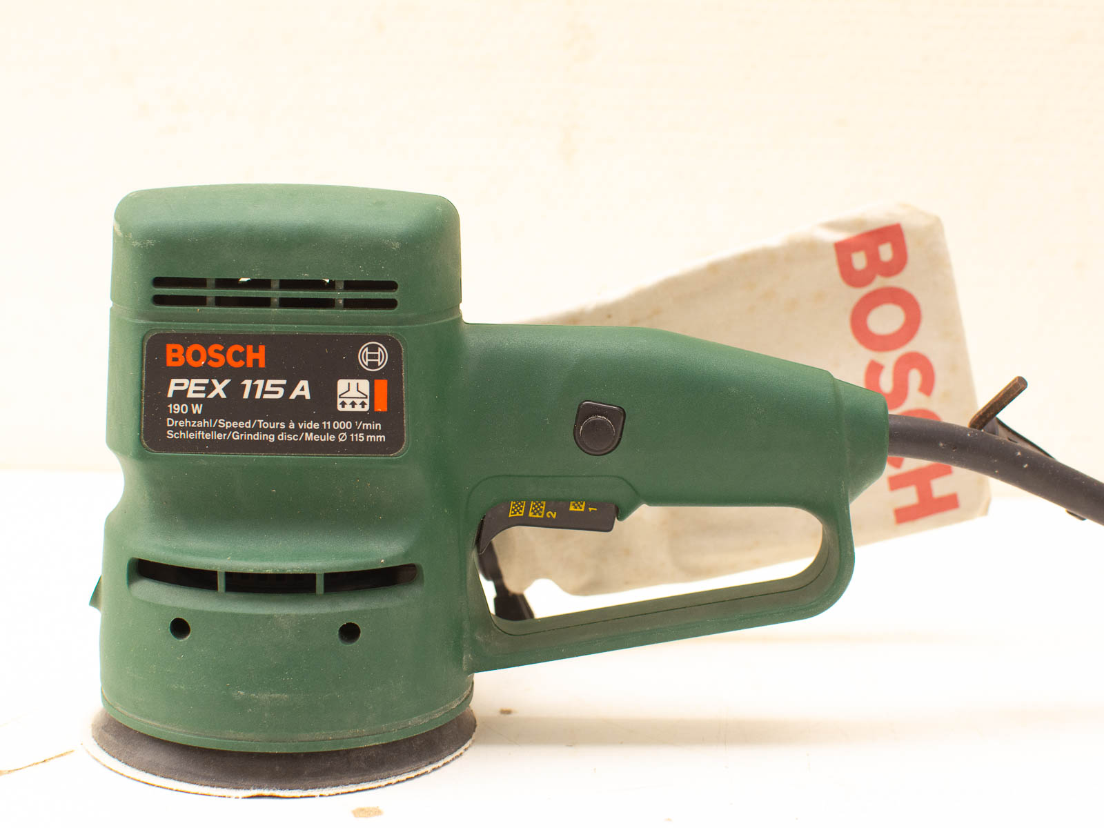 Bosch PEX 115 A electric sander: compact, ergonomic, 190W, ideal for wood and metal sanding.