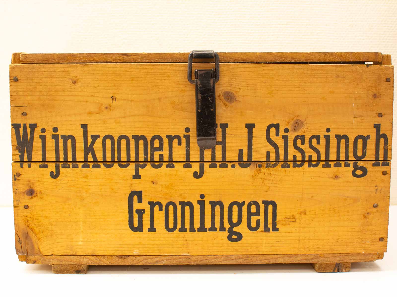 Vintage wooden crate from Wijnkooperij H. J. Sissingh, Groningen, showcasing rustic charm and history.