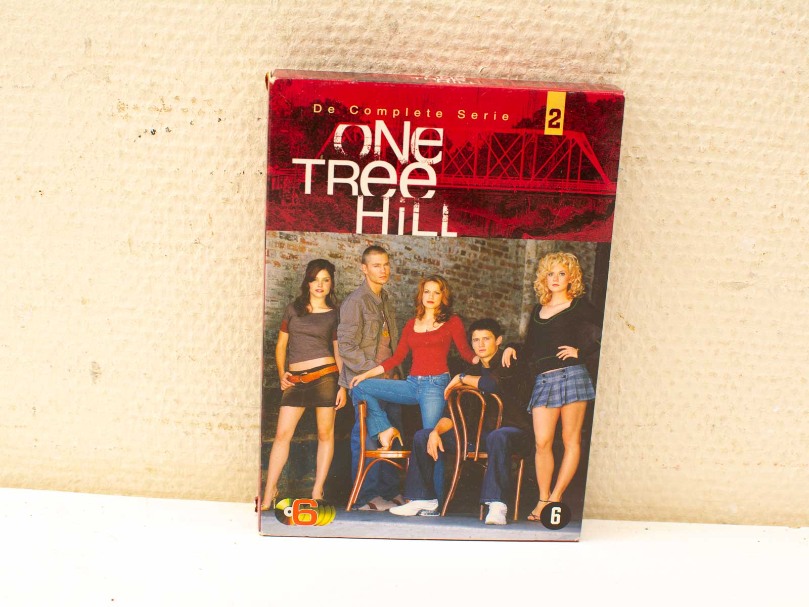 One Tree Hill Season 2 DVD cover showcasing youth, friendship, and vibrant drama.