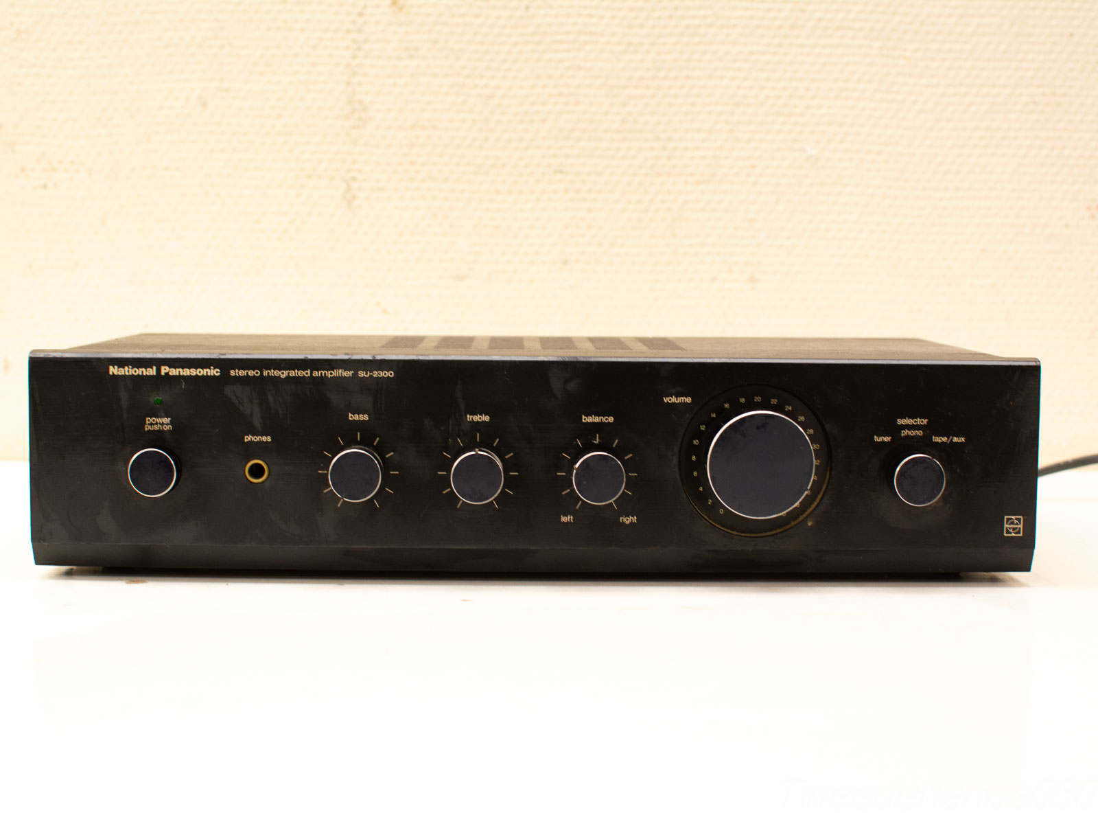 National Panasonic SU-2300 vintage stereo amplifier: classic design for an authentic audio experience.