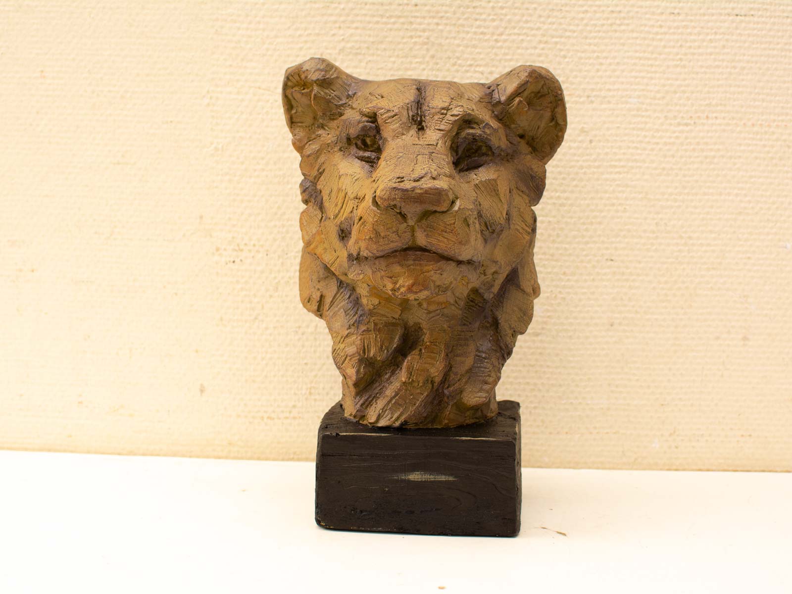 Vintage lion head sculpture in earthy tones, symbolizing strength and elegance for unique decor.