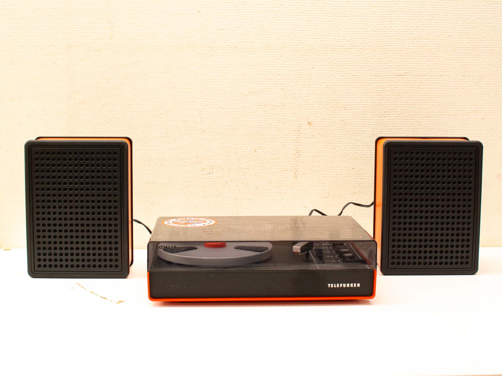 Nostalgic vintage audio system with a turntable and stylish compact speakers for music lovers.